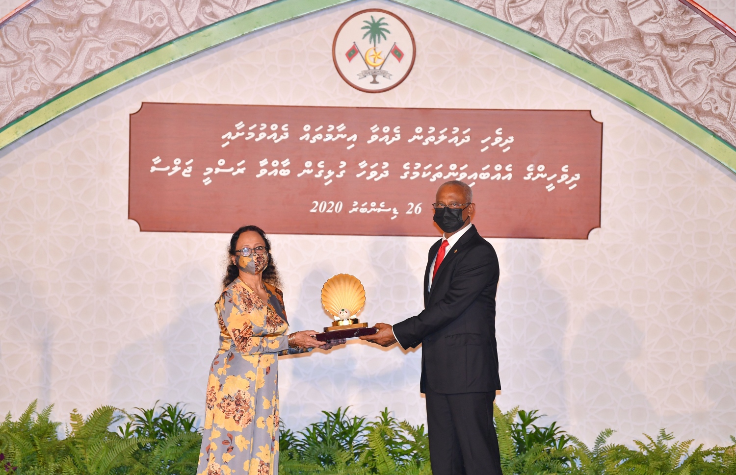 މާލެ: ޑިސެމްބަރު 26، 2020- މި އަހަރުގެ ގައުމީ އިނާމު ދިނުމަށް ޖުމްހޫރީ މައިދާނުގައި ބޭއްވި ޖަލްސާގައި، ރައީސް އިބްރާހިމް މުހައްމަދު ސޯލިހު އިނާމު ދެއްވަނީ.---ފޮޓޯ: ރައީސް އޮފީސް