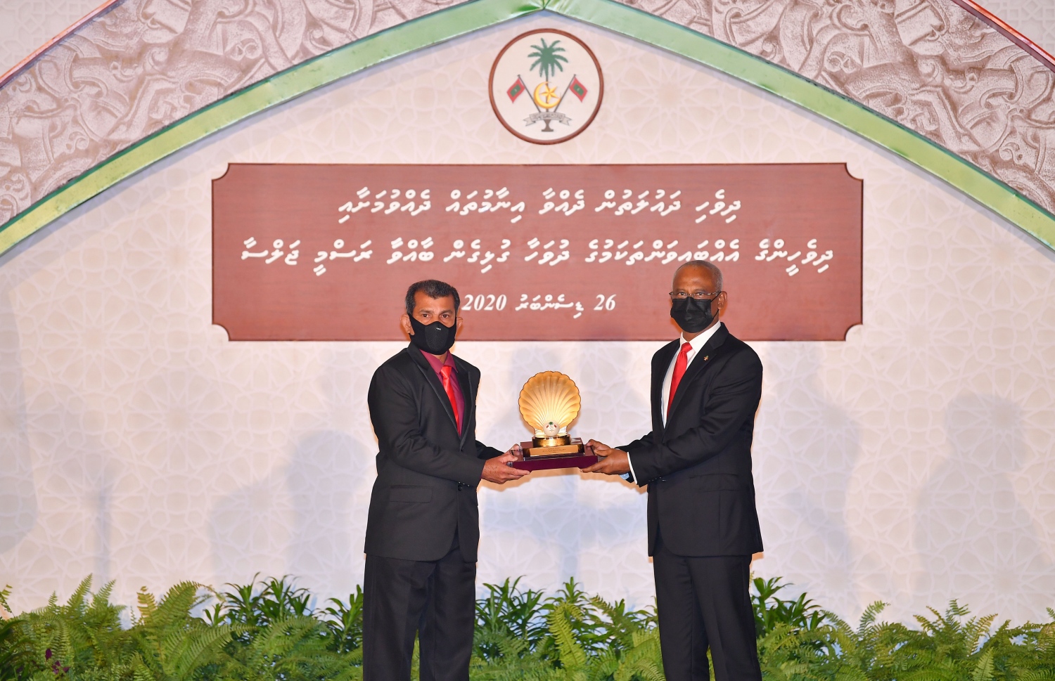 މާލެ: ޑިސެމްބަރު 26، 2020- މި އަހަރުގެ ގައުމީ އިނާމު ދިނުމަށް ޖުމްހޫރީ މައިދާނުގައި ބޭއްވި ޖަލްސާގައި، ރައީސް އިބްރާހިމް މުހައްމަދު ސޯލިހު އިނާމު ދެއްވަނީ.---ފޮޓޯ: ރައީސް އޮފީސް