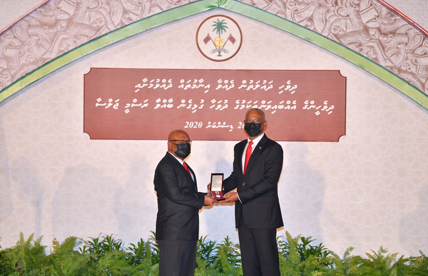 މާލެ: ޑިސެމްބަރު 26، 2020- މި އަހަރުގެ ގައުމީ އިނާމު ދިނުމަށް ޖުމްހޫރީ މައިދާނުގައި ބޭއްވި ޖަލްސާގައި، ރައީސް އިބްރާހިމް މުހައްމަދު ސޯލިހު އިނާމު ދެއްވަނީ.---ފޮޓޯ: ރައީސް އޮފީސް