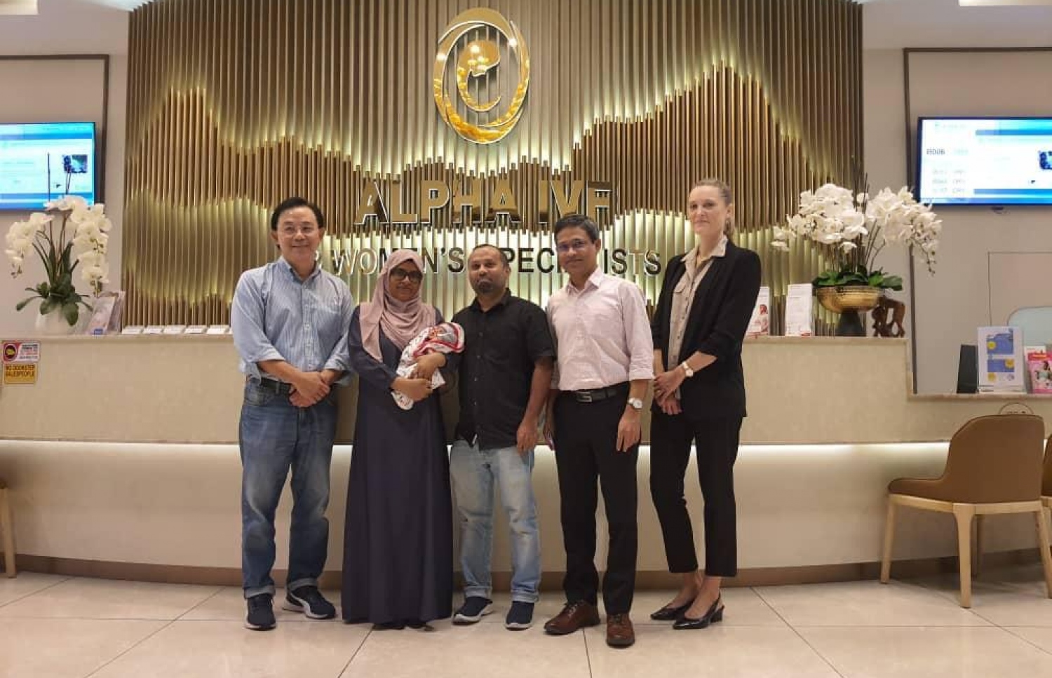 ޝަހީދާގެ ދެމަފިރިންނާއި ހައިރެކްސް އައިވީއެފް ޕްރޮސީޖާގައި އިސްކޮށް ހަރަކާތްތެރިވެވަޑައިގެންނެވި ދިވެހި ޑޮކްޓަރު، ސަލީމް، (ކ-2) އާއި ލެބޯޓަރީގެ އިތުރު ޑޮކްޓަރުން ފޮޓޯއަކަށް ހުއްޓިގެން