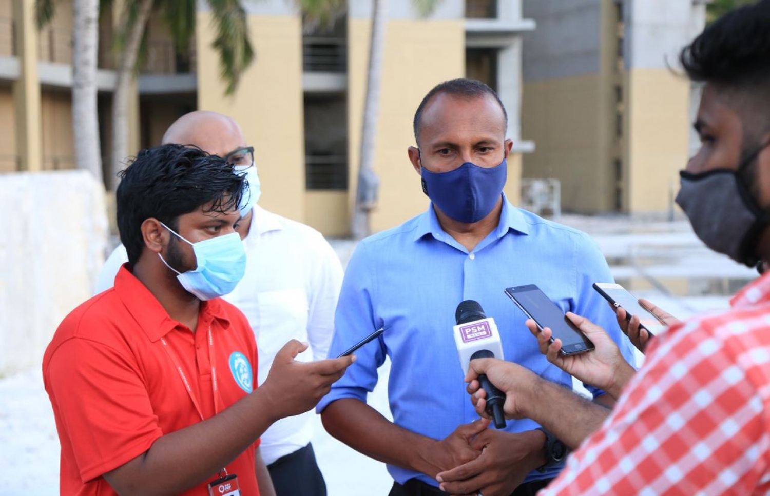 ޕޮލިސް ކޮމިޝަނަރު ނޫސްވެރިންނާ ބައްދަލުކުރައްވަނީ. -- ފޮޓޯ/މިހާރު