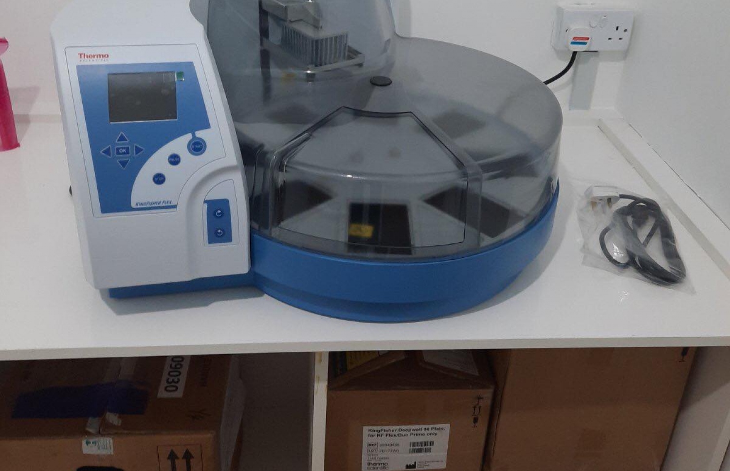 ދ. ކުޑަހުވަދޫގައި ބެހެއްޓި ޕީސީއާރް ޓެސްޓް ހަދާ މެޝިން-- ފޮޓޯ: ކަނޑިންމަ