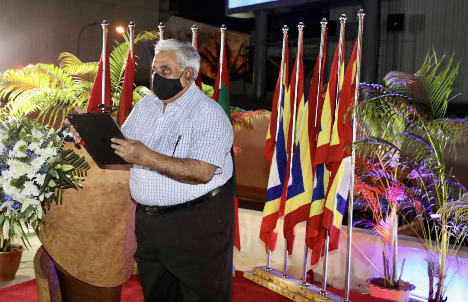 ސްޓެލްކޯ ބޯޑުގެ ޗެއާމަން މުހައްމަދު ރަޝީދު ސްޓެލްކޯގެ ސޯލާ ޕޮޑު އިފްތިތާހުކޮށްދެއްވަނީ-- ފޮޓޯ: ސްޓެލްކޯ