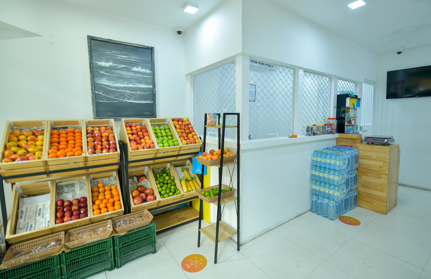 ސްކޮޓް އެކްސްޗޭންޖު ފިހާރަ. މިއީ ކުރިން ފައިސާ މާރު ކުރާ ތަނެއް. މިހާރު ތަރުކާރީ އާއި މޭވާ ވިއްކާ--ފޮޓޯ:އަހުމަދު އަވްޝަން އިލިޔާސް/މިހާރު