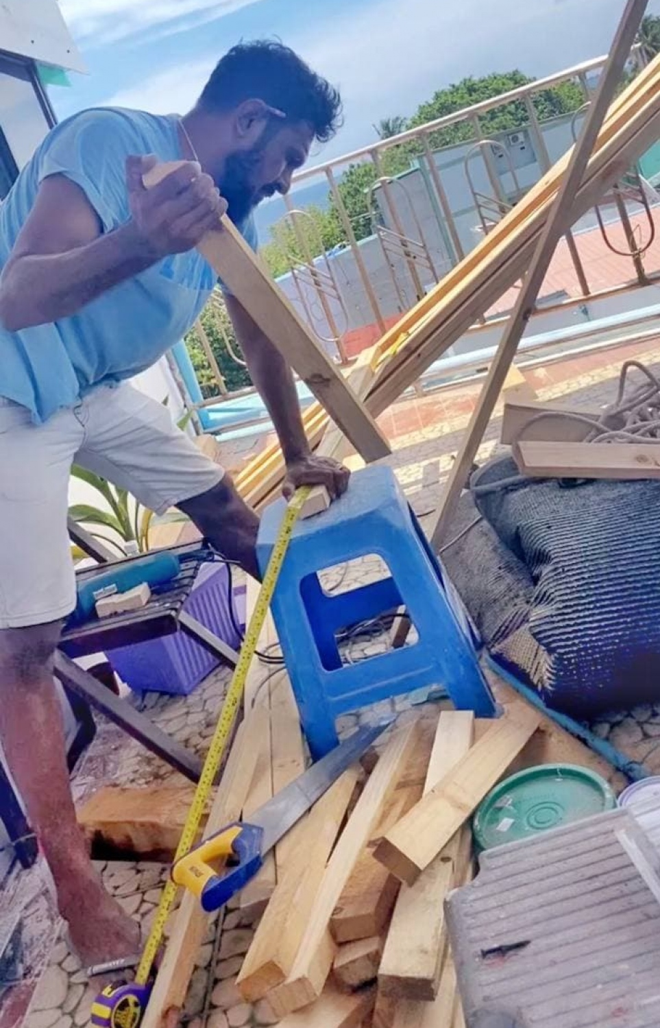 އައްޒަގެ އެޕާޓްމަންޓްގެ ޓެރަސް ރިނޮވޭޓްކުރުމުގެ މަސައްކަތް މުއާ ކުރަނީ؛ ހުރިހާ މަސައްކަތެއްހެން މުއާ ކުރީ އަމިއްލަ އަތުން.-- ފޮޓޯ: މުއާއްޒަ