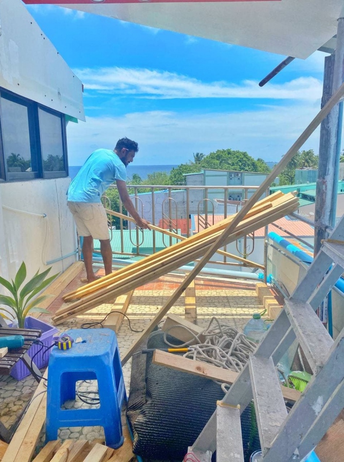 އައްޒަގެ އެޕާޓްމަންޓްގެ ޓެރަސް ރިނޮވޭޓްކުރުމުގެ މަސައްކަތް މުއާ ކުރަނީ؛ ހުރިހާ މަސައްކަތެއްހެން މުއާ ކުރީ އަމިއްލަ އަތުން.-- ފޮޓޯ: މުއާއްޒަ