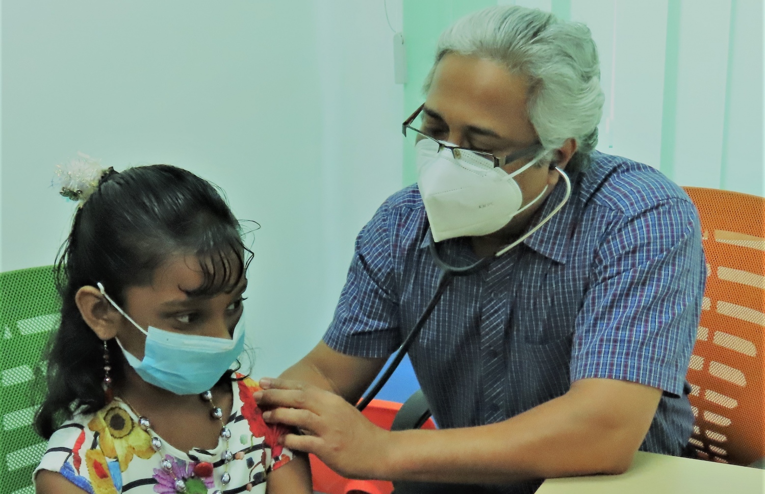 ސީޑީސީގެ ޑޮކްޓަރަކު ކުއްޖަކު ބަލަނީ -- ފޮޓޯ: ސީޑީސީ