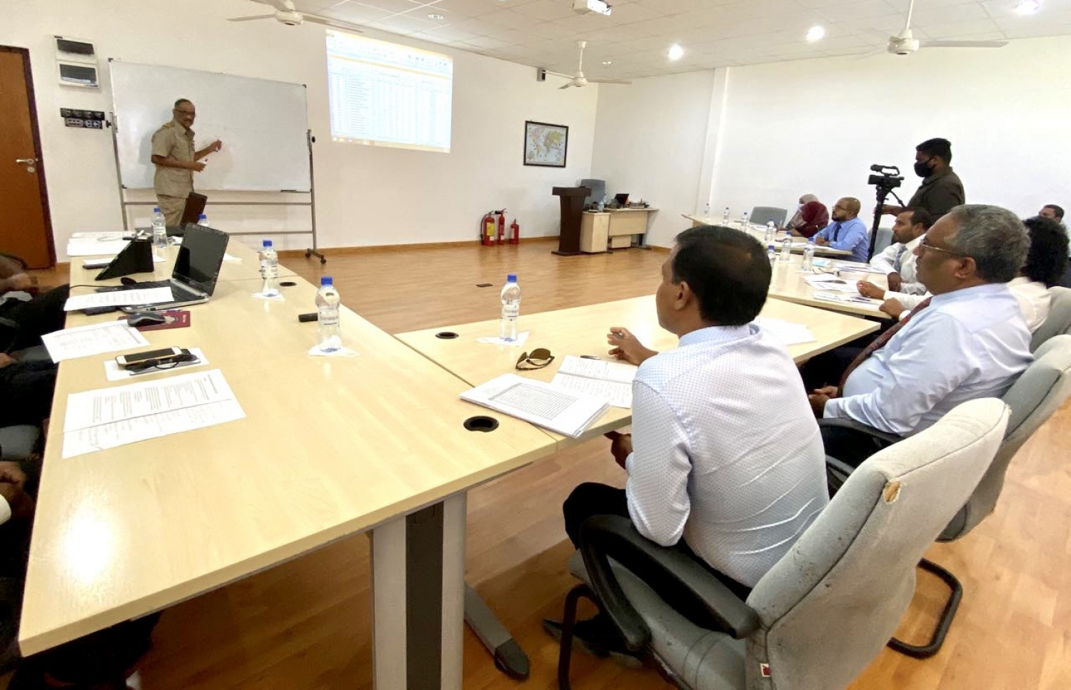 ފްލައިން ސްކޫލުގެ މައްސަލައިގައި، އެ ސްކޫލުގެ އިސްވެރިންނާ މަޖިލީހުގެ ކޮމިޓީން މި އަހަރުގެެ ކުރީކޮޅު ބައްދަލުކުރައްވަނީ.- ފޮޓޯ: މަޖިލިސް