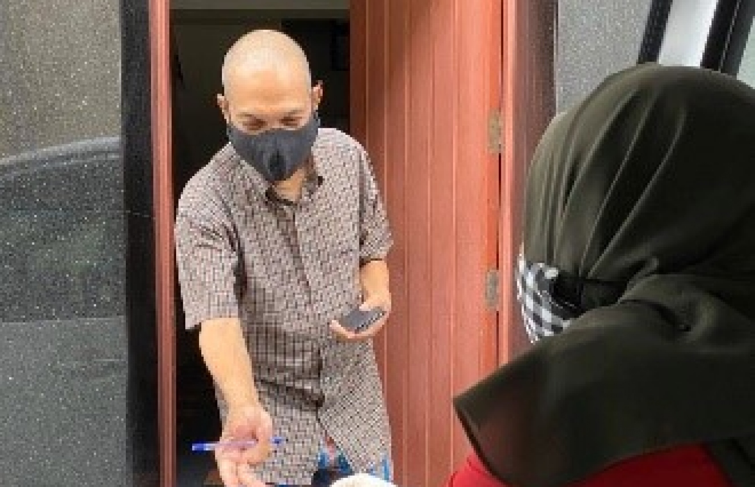 ބީއެމްއެލް އިން ކަސްޓަމަރަކަށް ކާޑު ޑެލިވަރީކޮށްދެނީ--ފޮޓޯ:ބޯއެމްއެލް