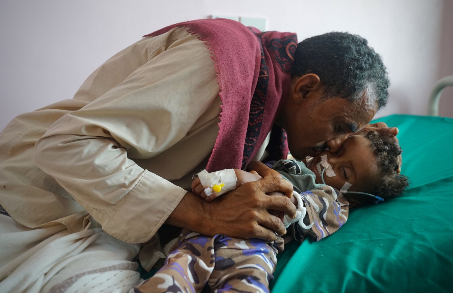 ކާޑުބަލީގައި މަރުވި އުމުރުން ހަތަރު އަހަރުގެ އަބްދޯ ސައީދުގެ ބޮޑެބޭބެއަކު ކުއްޖާއަށް ބޮސްދެނީ: ބަނޑުހައިހޫނުކަމުގައި އަނެއްކާވެސް އެތައް ލައްކަ ކުދިންނެއް މަރުވާނެ ކަމުގެ އިންޒާރު އދ. އިން ދޭ