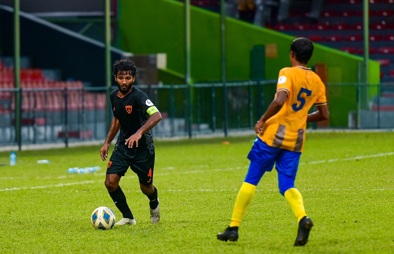 ވެލެންސިއާގެ މިދުހަތު ކައިރިން އީގަލްސްގެ ކުރޯ ބޯޅަހިފައިގެންދަނީ.-- ފޮޓޯ: އަހުމަދު އަވްޝަން އިލްޔާސް/ މިހާރު