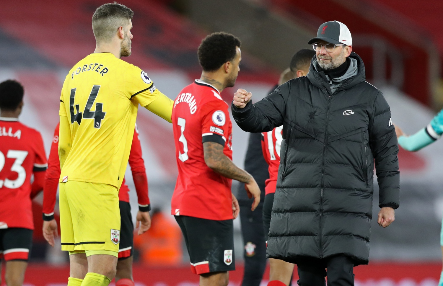 މެޗަށް ފަހު ލިވަޕޫލްގެ ކޯޗު ކްލޮޕް (ކ) ސައުތެމްޓަންގެ ކީޕަރު ފޮސްޓާއާ ސަލާމްކުރަނީ.-- ފޮޓޯ: އޭއެފްޕީ