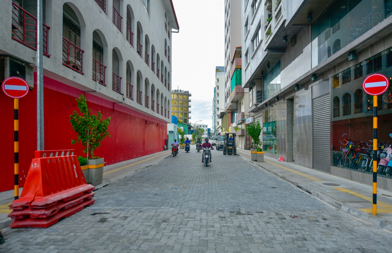 މާލެ: ޖެނުއަރީ 4، 2021- މާފަންނު ކަނބާއައިސާރަނިހިނގުމުގެ މަޖީދީމަގުން އުތުރަށް އޮތްބައިގައި އަލުން ގާ އަތުރައި ބޭނުން ކުރަން ފަށާފައި: މި ސަރަހައްދުގެ މަގުތައް ހަދާފައި ވަނީ ޚާއްސަ އެހީއަށް ބޭނުންވާ މީހުންނަށް ވެސް ފަސޭހައިން ހިނގޭނެ ގޮތަކަށް ޑިޒައިން ކޮށްގެން.---ފޮޓޯ: އަހުމަދު އަވްޝަން/މިހާރު