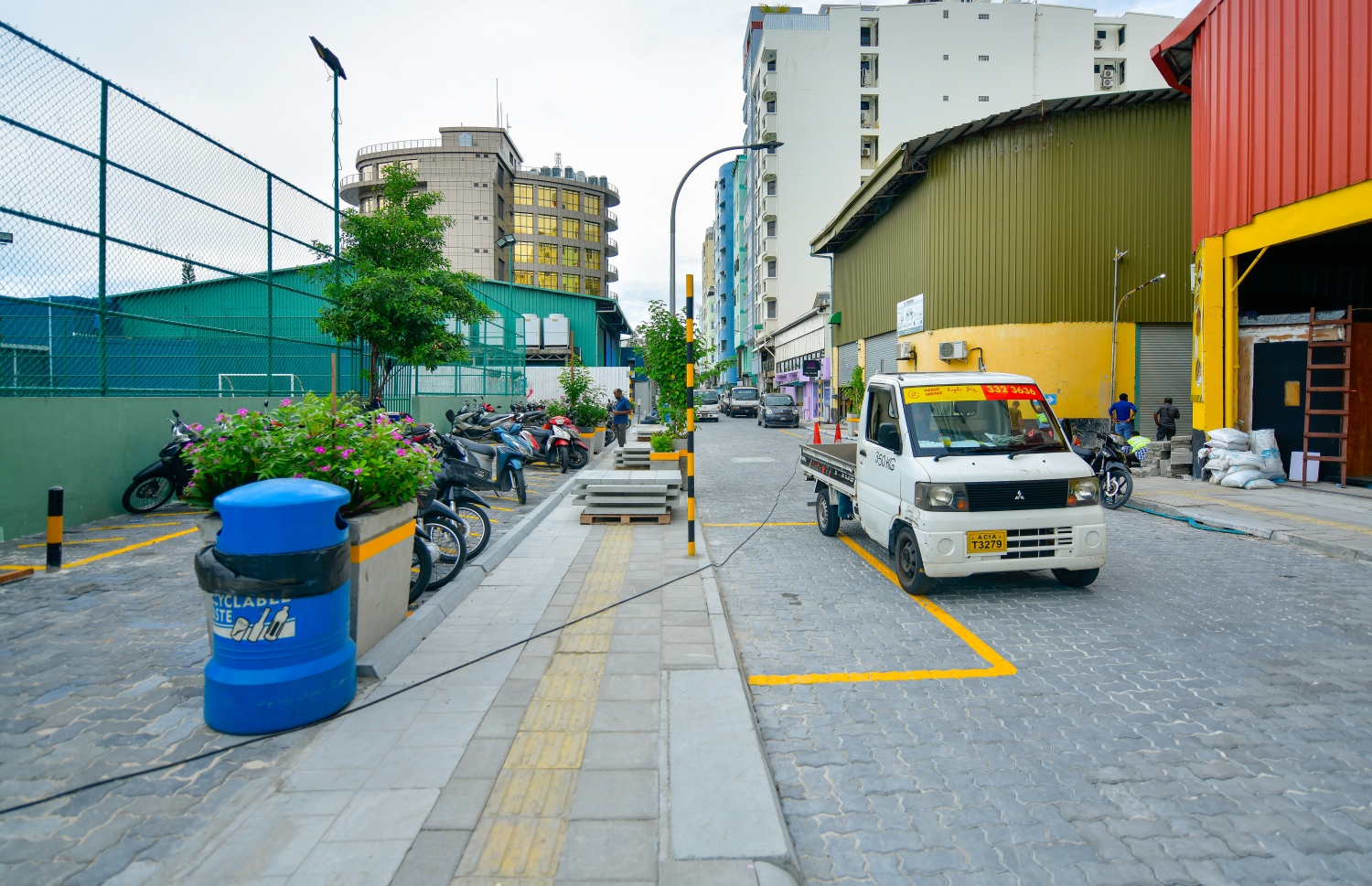 މާލެ: ޖެނުއަރީ 4، 2021- މާފަންނު ކަނބާއައިސާރަނިހިނގުމުގެ މަޖީދީމަގުން އުތުރަށް އޮތްބައިގައި އަލުން ގާ އަތުރައި ބޭނުން ކުރަން ފަށާފައި: މި ސަރަހައްދުގެ މަގުތައް ހަދާފައި ވަނީ ޚާއްސަ އެހީއަށް ބޭނުންވާ މީހުންނަށް ވެސް ފަސޭހައިން ހިނގޭނެ ގޮތަކަށް ޑިޒައިން ކޮށްގެން.---ފޮޓޯ: އަހުމަދު އަވްޝަން/މިހާރު