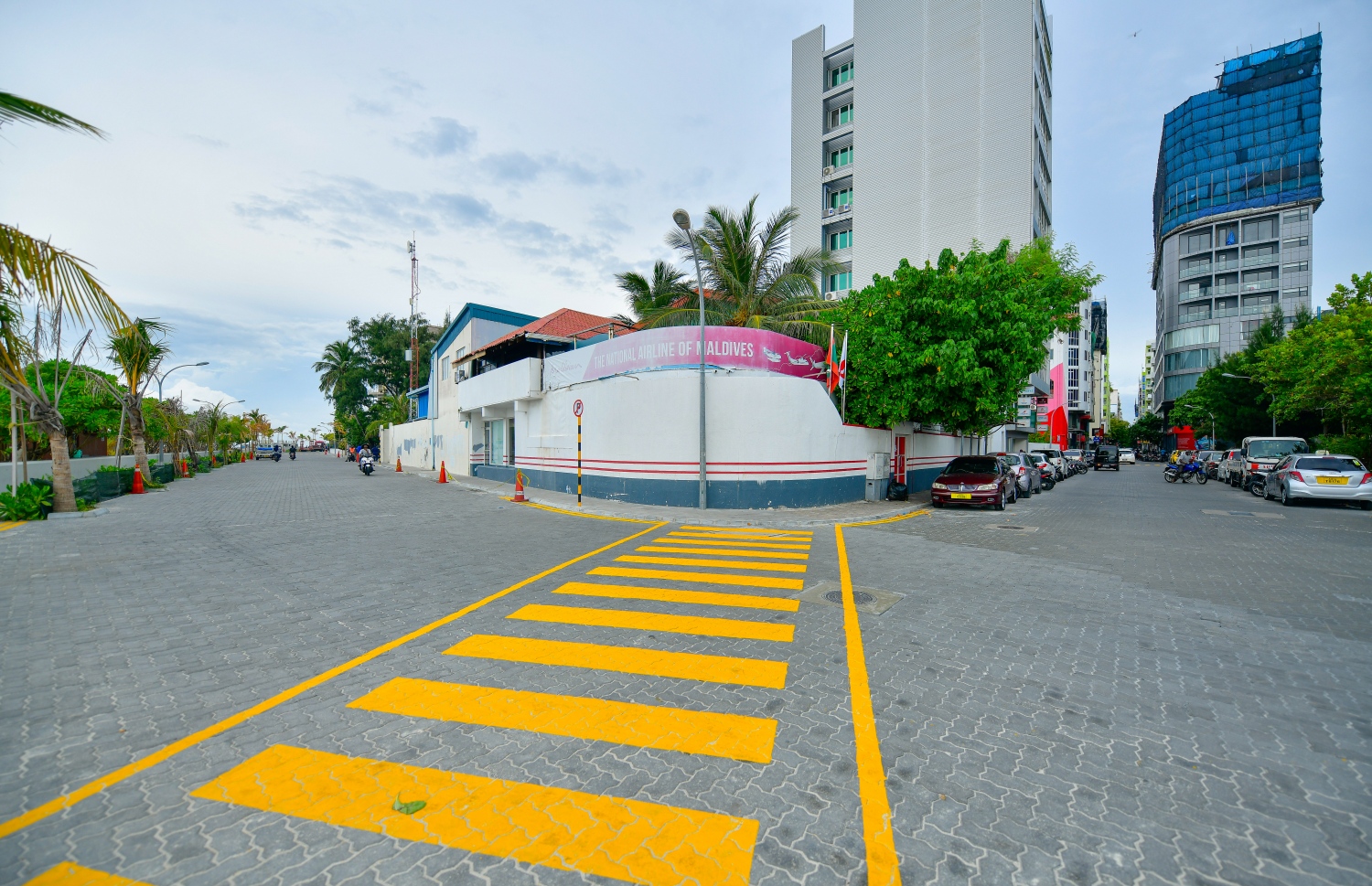 މާލެ: ޖެނުއަރީ 4، 2021- މާފަންނު ކަނބާއައިސާރަނިހިނގުމުގެ މަޖީދީމަގުން އުތުރަށް އޮތްބައިގައި އަލުން ގާ އަތުރައި ބޭނުން ކުރަން ފަށާފައި: ގާ އެތުރުމުގެ އިތުރުން، މި ސަރަހައްދުގައި ކުރިން ހިންގި ވެސްޓު ޕާކު ރެސްޓޯރަންޓު ހިމެނޭ ބައިގައި ބަސް ޓާމިނަލަކާއި އައުޓު ޑޯ ޖިމެއް ވަނީ ހަދާފައި. އަދި މި ސަރަހައްދުގެ މަގުތަކަށް ގެނައި ބަދަލާ އެކު، އެއީ މާލޭގެ އެންމެ ހިތްފަސޭހަ އެއް ސަރަހައްދަށް މިހާރު ވަނީ ބަދަލުވެފައި.---ފޮޓޯ: އަހުމަދު އަވްޝަން/މިހާރު