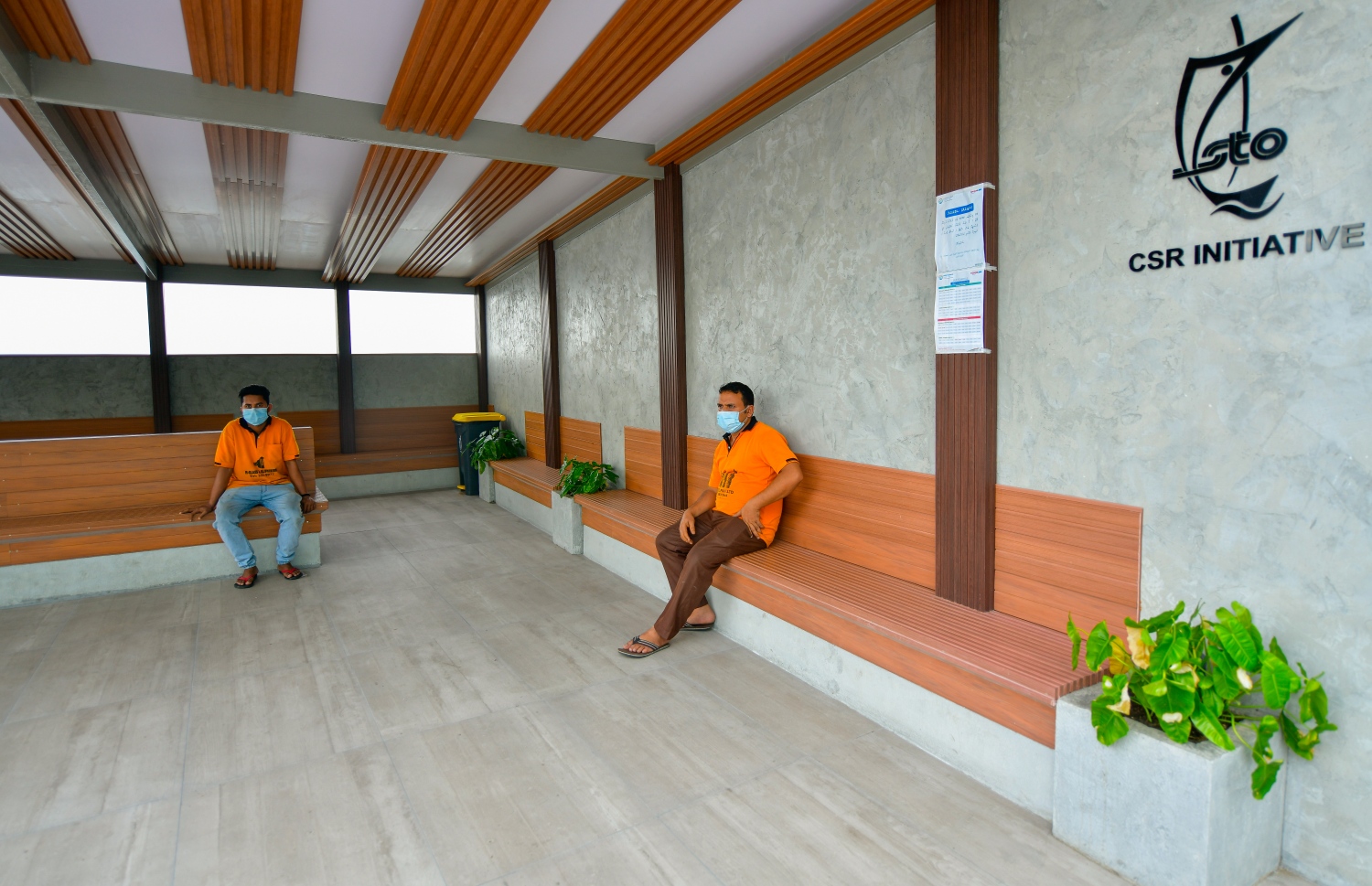 މާލެ: ޖެނުއަރީ 4، 2021- ވެސްޓު ޕާކު ރެސްޓޯރަންޓު ސަރަހައްދު ތަރައްގީކޮށް، އެ ސަރަހައްދުގައި އެސްޓީއޯ އިން ހެދި ބަސް ޓާމިނަލްގައި ބަޔަކު އިށީނދެލައިގެން: މިއީ މާލެ-ހުޅުމާލެއާ ދެމެދު ދަތުރުކުރާ މީހުންނަށް ޚާއްސަ ކޮށްގެން އެ ކުންފުނިން ތަރައްގީ ކުރި ބަސް ޓާމިނަލެއް.---ފޮޓޯ: އަހުމަދު އަވްޝަން/މިހާރު