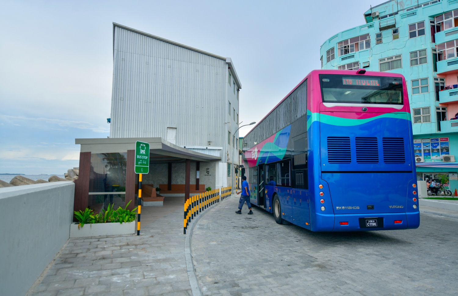 މާލެ: ޖެނުއަރީ 4، 2021- ވެސްޓު ޕާކު ރެސްޓޯރަންޓު ސަރަހައްދު ތަރައްގީކޮށް، އެ ސަރަހައްދުގައި އެސްޓީއޯ އިން ހެދި ބަސް ޓާމިނަލްގެ ކައިރީގައި ބަހެއް މަޑުކޮށްލައިގެން: މިއީ މާލެ-ހުޅުމާލެއާ ދެމެދު ދަތުރުކުރާ މީހުންނަށް ޚާއްސަ ކޮށްގެން އެ ކުންފުނިން ތަރައްގީ ކުރި ބަސް ޓާމިނަލެއް.---ފޮޓޯ: އަހުމަދު އަވްޝަން/މިހާރު