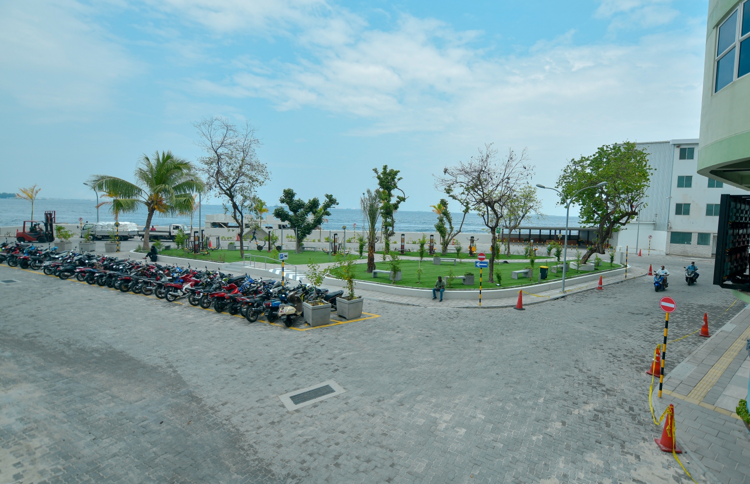 މާލެ: ޖެނުއަރީ 4، 2021- ވެސްޓު ޕާކު ރެސްޓޯރަންޓު ސަރަހައްދު ތަރައްގީކޮށް، އެ ސަރަހައްދުގައި ގާއިމުކުރި އައުޓް ޑޯ ޖިމާއި ޕާކިން ޒޯން: މިއީ މިހާރު މާލޭގައި އެންމެ ހިތްގައިމު އެއް ސަރަހައްދު.---ފޮޓޯ: އަހުމަދު އަވްޝަން/މިހާރު