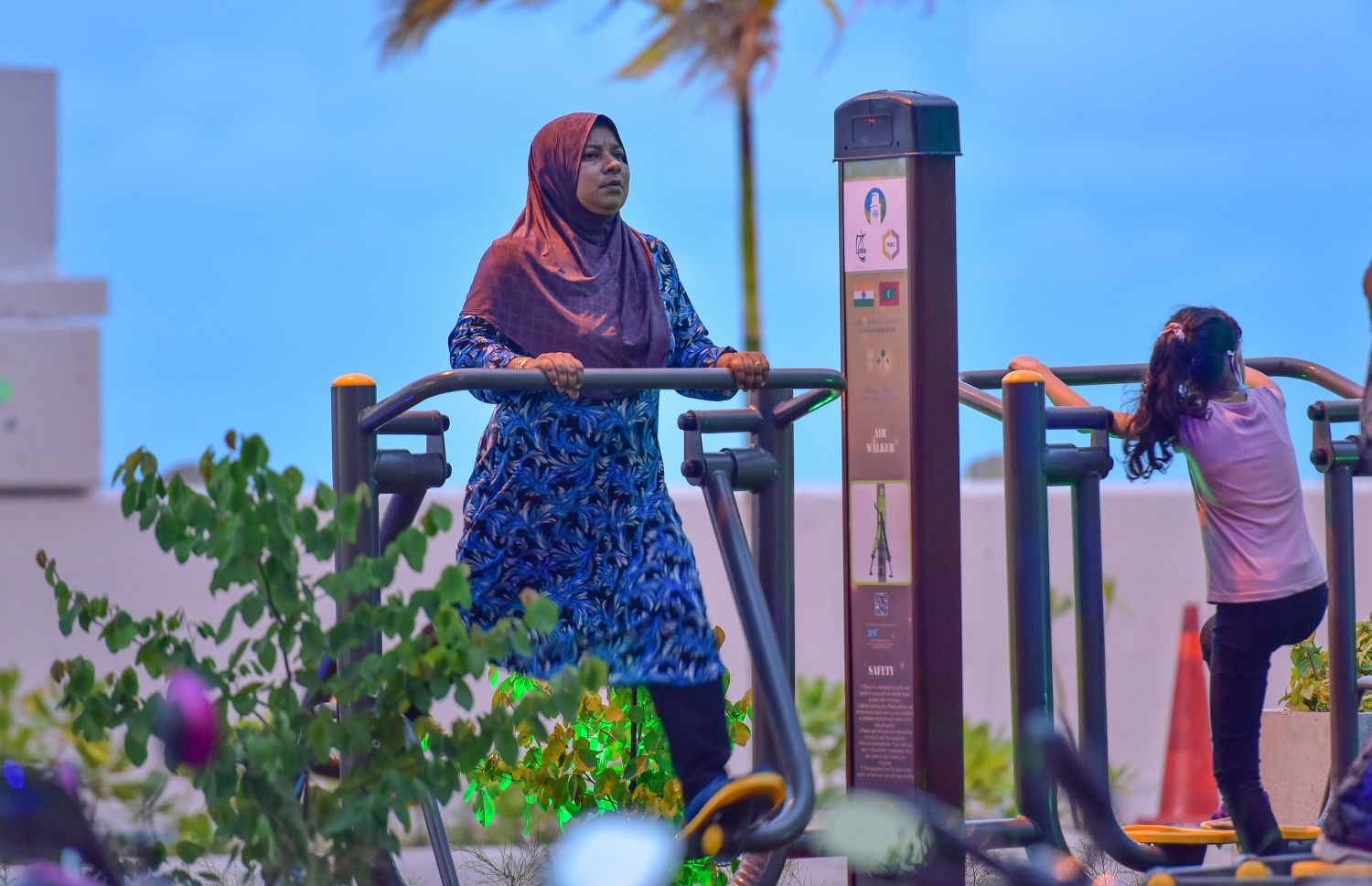 މާލެ: ޖެނުއަރީ 4، 2021- ވެސްޓު ޕާކު ރެސްޓޯރަންޓު ސަރަހައްދު ތަރައްގީކޮށް، އެ ސަރަހައްދުގައި ގާއިމުކުރި އައުޓު ޑޯ ޖިމްގައި ކުޑަކުއްޖަކާއި ބޮޑު މީހަކު ކަސްރަތު ކުރަނީ: މިތަނުގެ ބޭނުން ހިފާ މީހުން ވަރަށް ގިނަ.---ފޮޓޯ: އަހުމަދު އަވްޝަން/މިހާރު