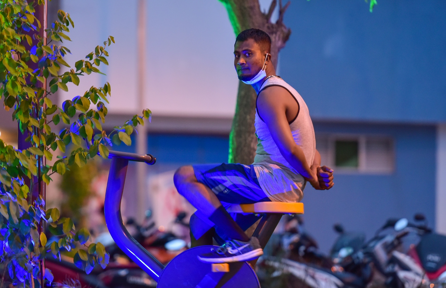 މާލެ: ޖެނުއަރީ 4، 2021- ވެސްޓު ޕާކު ރެސްޓޯރަންޓު ސަރަހައްދު ތަރައްގީކޮށް، އެ ސަރަހައްދުގައި ގާއިމުކުރި އައުޓު ޑޯ ޖިމްގައި ޒުވާނަކު ކަސްރަތު ކުރަނީ: މިތަނުގެ ބޭނުން ހިފާ މީހުން ވަރަށް ގިނަ.---ފޮޓޯ: އަހުމަދު އަވްޝަން/މިހާރު