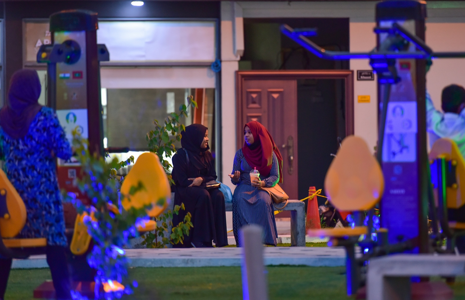 މާލެ: ޖެނުއަރީ 4، 2021- ވެސްޓު ޕާކު ރެސްޓޯރަންޓު ސަރަހައްދު ތަރައްގީކޮށް، އެ ސަރަހައްދުގައި ގާއިމުކުރި އައުޓު ޑޯ ޖިމްގައި ބަޔަކު ކަސްރަތު ކުރާއިރު އެ ތަނުގެ ކައިރީގައި ހުރި ބެންޗެއްގައި ދެ މީހަކު އިށީނދެލައިގެން: މިތަނުގެ ބޭނުން ހިފާ މީހުން ވަރަށް ގިނަ.---ފޮޓޯ: އަހުމަދު އަވްޝަން/މިހާރު