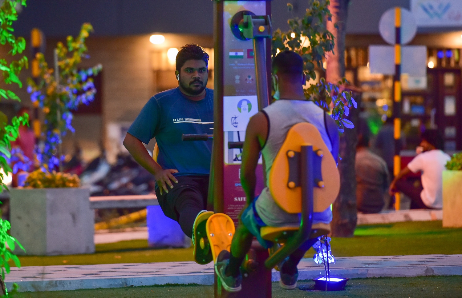 މާލެ: ޖެނުއަރީ 4، 2021- ވެސްޓު ޕާކު ރެސްޓޯރަންޓު ސަރަހައްދު ތަރައްގީކޮށް، އެ ސަރަހައްދުގައި ގާއިމުކުރި އައުޓު ޑޯ ޖިމްގައި ދެ މީހަކު ކަސްރަތު ކުރަނީ: މިތަނުގެ ބޭނުން ހިފާ މީހުން ވަރަށް ގިނަ.---ފޮޓޯ: އަހުމަދު އަވްޝަން/މިހާރު