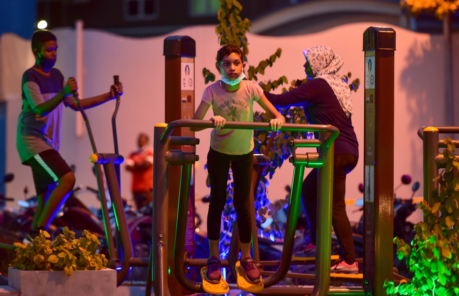 މާލެ: ޖެނުއަރީ 4، 2021- ވެސްޓު ޕާކު ރެސްޓޯރަންޓު ސަރަހައްދު ތަރައްގީކޮށް، އެ ސަރަހައްދުގައި ގާއިމުކުރި އައުޓު ޑޯ ޖިމްގައި ދެ ކުއްޖަކު ކަސްރަތު ކުރަނީ: މިތަނުގެ ބޭނުން ހިފާ މީހުން ވަރަށް ގިނަ.---ފޮޓޯ: އަހުމަދު އަވްޝަން/މިހާރު