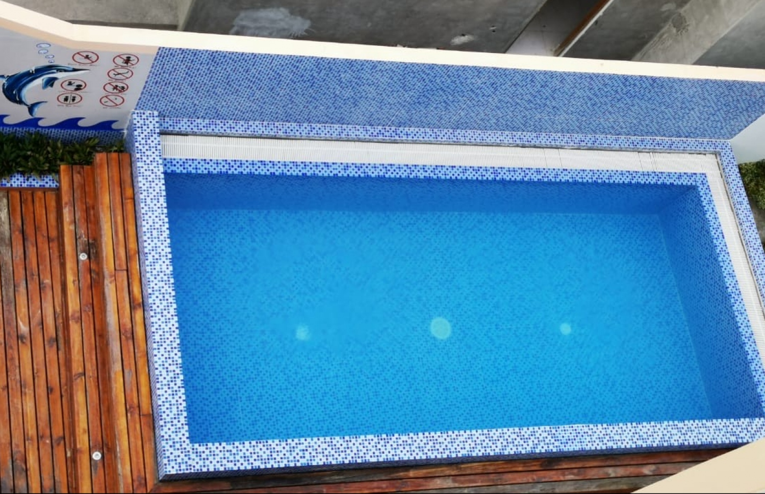 ޒެން ހޮޓަލުގެ ސްވިމިން ޕޫލް: އައްޑޫގެ ގިނަ ބައެއްގެ މެދުގައި ހޮޓާ މަގުބޫލުވެފައިވަނީ މި ޕޫލުގެ ސަބަބުން-- ފޮޓޯ: ޒެން