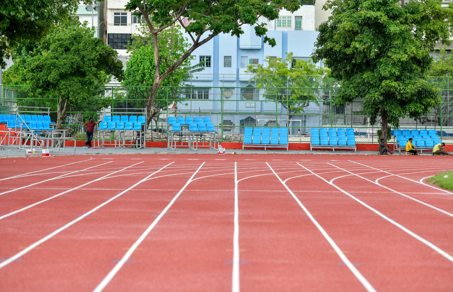 06 ޖެނުއަރީ 2021: އިންޑިއާ ސަރުކާރުގެ އެހީގައި ތަރައްގީ ކުރަމުން އަންނަ މާލޭ ކުޅިވަރު އެކުވެނީގެ ވެލި ޓްރެކުގައި ސިންތެޓިކް އަޅާފައި: މިހާރު ކުރިއަށް ގެންދަނީ ކުލަލުމާއި އެންމެ ފަހުގެ ކުދިކުދި މަސައްކަތްތައް.--- ފޮޓޯ: ނިޝާން އަލީ/މިހާރު