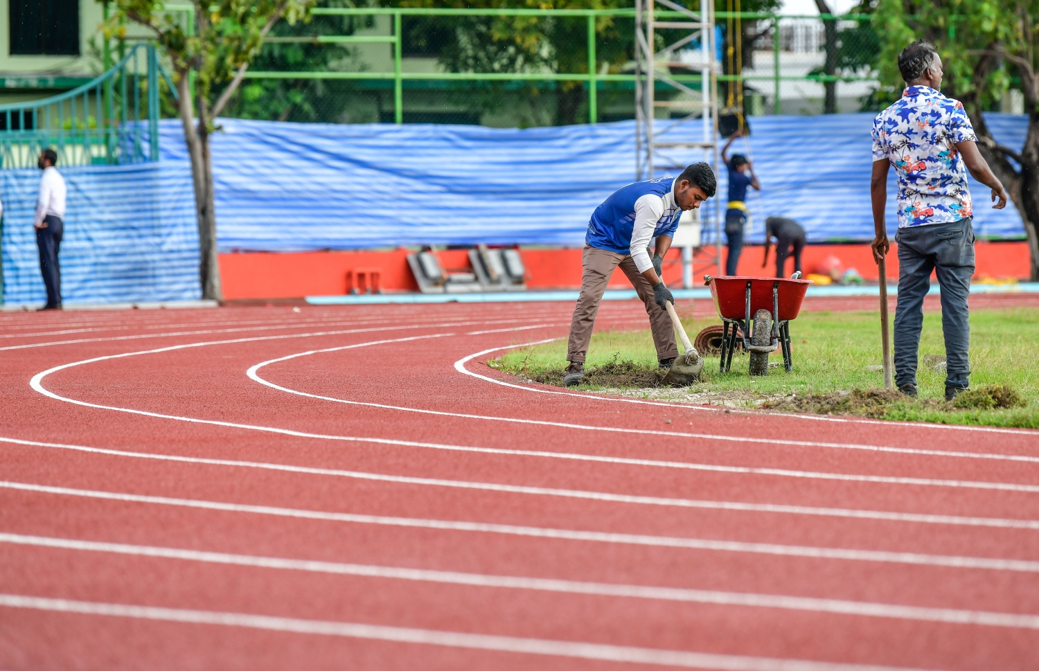 ޖެނުއަރީ 6، 2021- މާލޭ ކުޅިވަރު އެކުވެނީގައި އިންޑިއާ ސަރުކާރުގެ އެހީގައި ތަރައްގީ ކުރަމުން އަންނަ ސިންތެޓިކް ޓްރެކު ފަހުގެ މަސައްކަތްތައް ކުރިއަށް ގެންދަނީ.---ފޮޓޯ: ނިޝާން އަލީ/މިހާރު