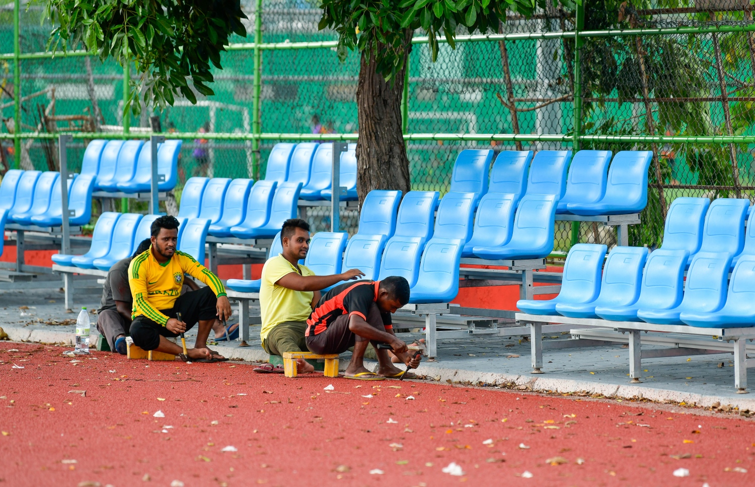 ޖެނުއަރީ 6، 2021- މާލޭ ކުޅިވަރު އެކުވެނީގައި އިންޑިއާ ސަރުކާރުގެ އެހީގައި ތަރައްގީ ކުރަމުން އަންނަ ސިންތެޓިކް ޓްރެކު ފަހުގެ މަސައްކަތްތައް ކުރިއަށް ގެންދަނީ.---ފޮޓޯ: ނިޝާން އަލީ/މިހާރު