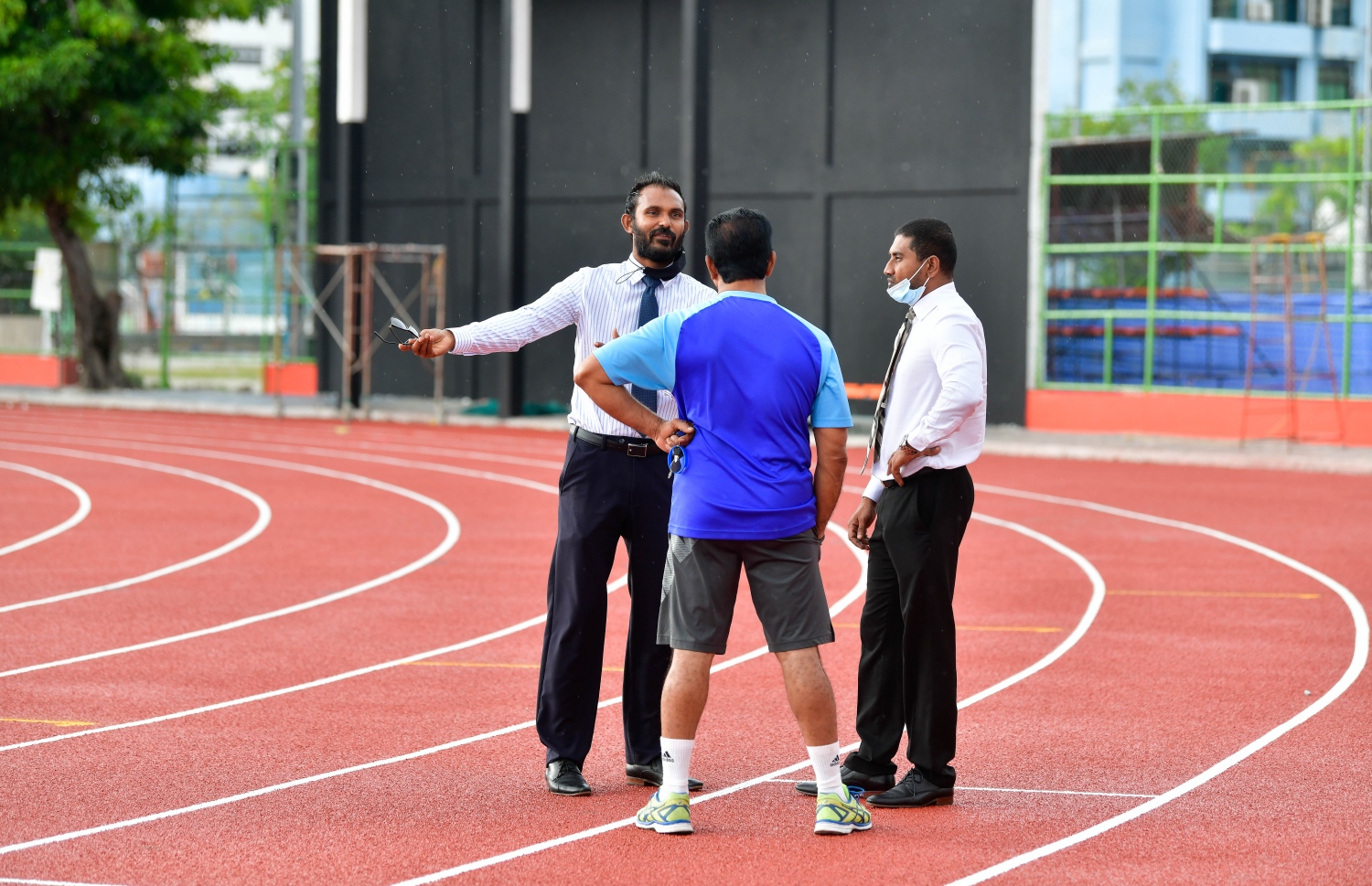 06 ޖެނުއަރީ 2021- މާލޭ ކުޅިވަރު އެކުވެނީގައި އިންޑިއާ ސަރުކާރުގެ އެހީގައި ތަރައްގީ ކުރާ ސިންތެޓިކް ޓްރެކްގެ މަސައްކަތްތައް ޔޫތް މިނިސްޓަރު އަހްމަދު މަހުލޫފާއި ސްޓޭޓް މިނިސްޓަރު އަސްއަދު ބައްލަވަނީ.--- ފޮޓޯ: ނިޝާން އަލީ/މިހާރު