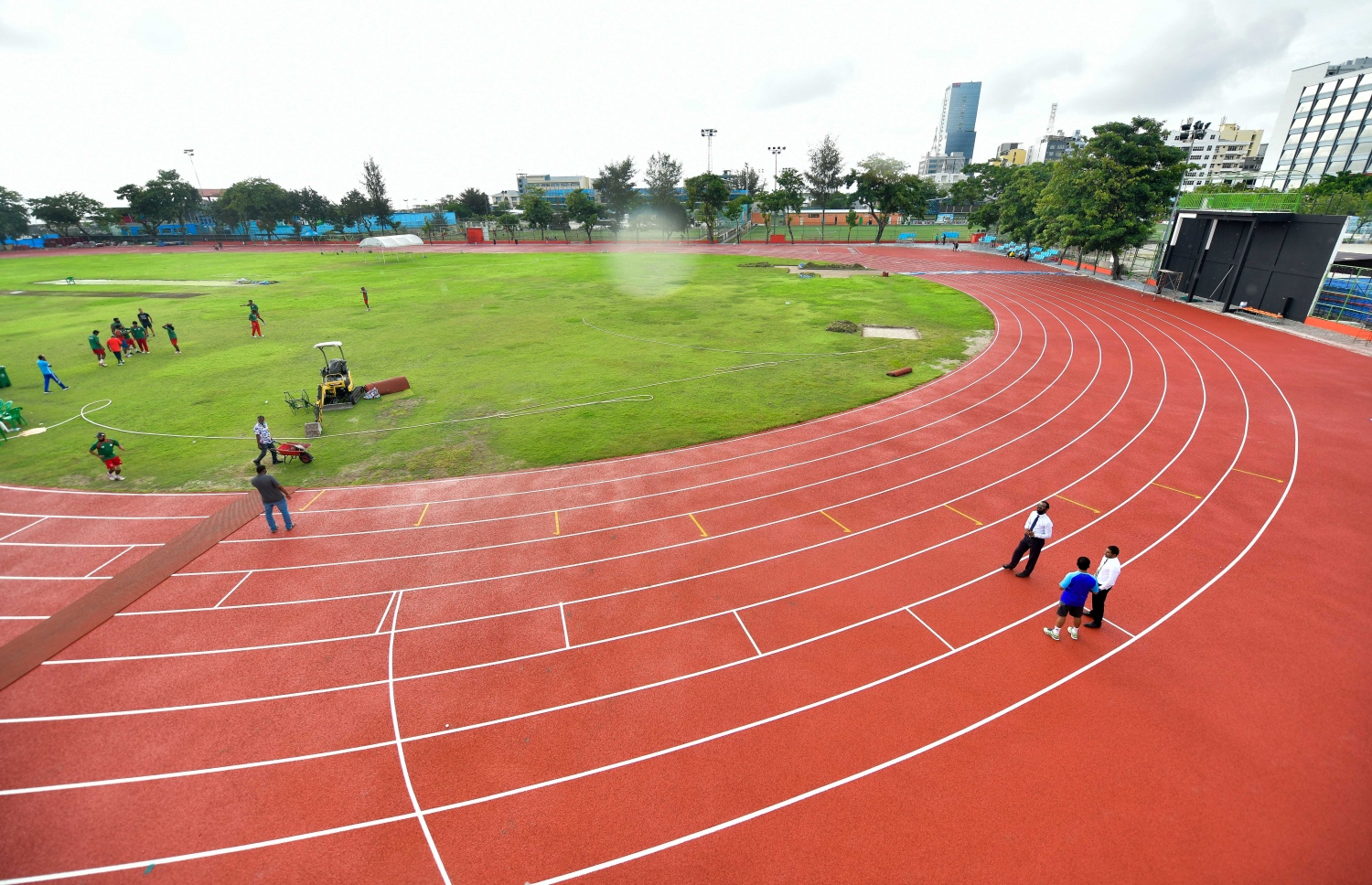 ޖެނުއަރީ 6، 2021- މާލޭ ކުޅިވަރު އެކުވެނީގައި އިންޑިއާ ސަރުކާރުގެ އެހީގައި ތަރައްގީ ކުރަމުން އަންނަ ސިންތެޓިކް ޓްރެކު ފަހުގެ މަސައްކަތްތައް ކުރިއަށް ގެންދަނީ: މިހާރު ކުރިއަށް ގެންދަނީ ކުލަލުމާއި އެންމެ ފަހުގެ ކުދިކުދި މަސައްކަތްތައް.---ފޮޓޯ: ނިޝާން އަލީ/މިހާރު