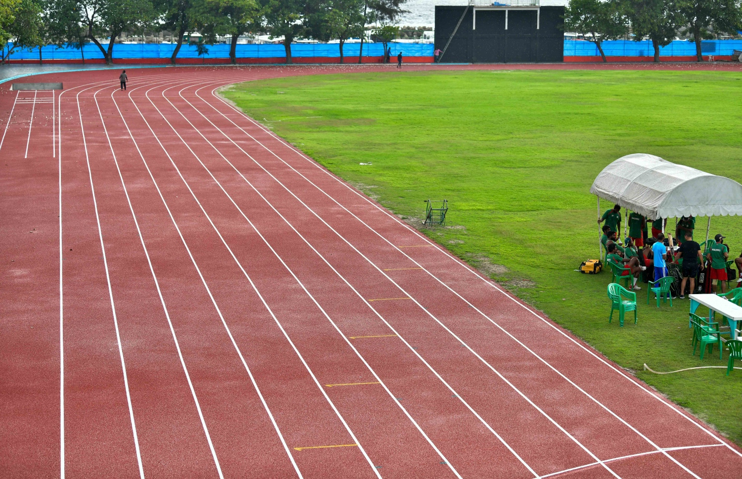 06 ޖެނުއަރީ 2021: އިންޑިއާ ސަރުކާރުގެ އެހީގައި ތަރައްގީ ކުރަމުން އަންނަ މާލޭ ކުޅިވަރު އެކުވެނީގެ ވެލި ޓްރެކުގައި ސިންތެޓިކް އަޅާފައި: މިހާރު ކުރިއަށް ގެންދަނީ ކުލަލުމާއި އެންމެ ފަހުގެ ކުދިކުދި މަސައްކަތްތައް.--- ފޮޓޯ: ނިޝާން އަލީ/މިހާރު