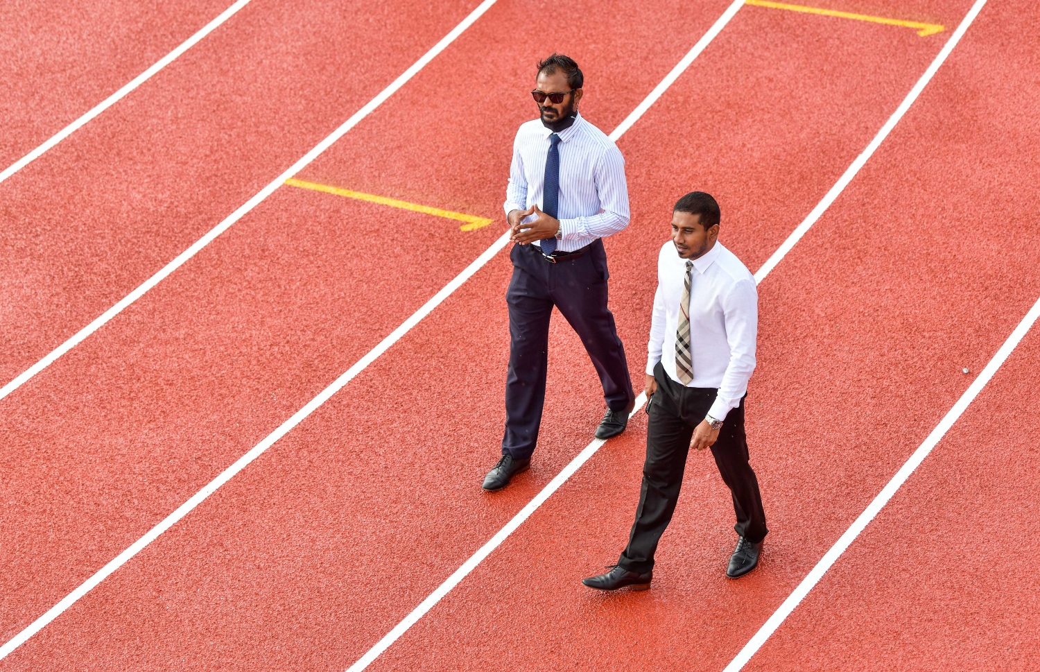 06 ޖެނުއަރީ 2021- މާލޭ ކުޅިވަރު އެކުވެނީގައި އިންޑިއާ ސަރުކާރުގެ އެހީގައި ތަރައްގީ ކުރާ ސިންތެޓިކް ޓްރެކްގެ މަސައްކަތްތައް ޔޫތް މިނިސްޓަރު އަހްމަދު މަހުލޫފާއި ސްޓޭޓް މިނިސްޓަރު އަސްއަދު ބައްލަވަނީ.--- ފޮޓޯ: ނިޝާން އަލީ/މިހާރު