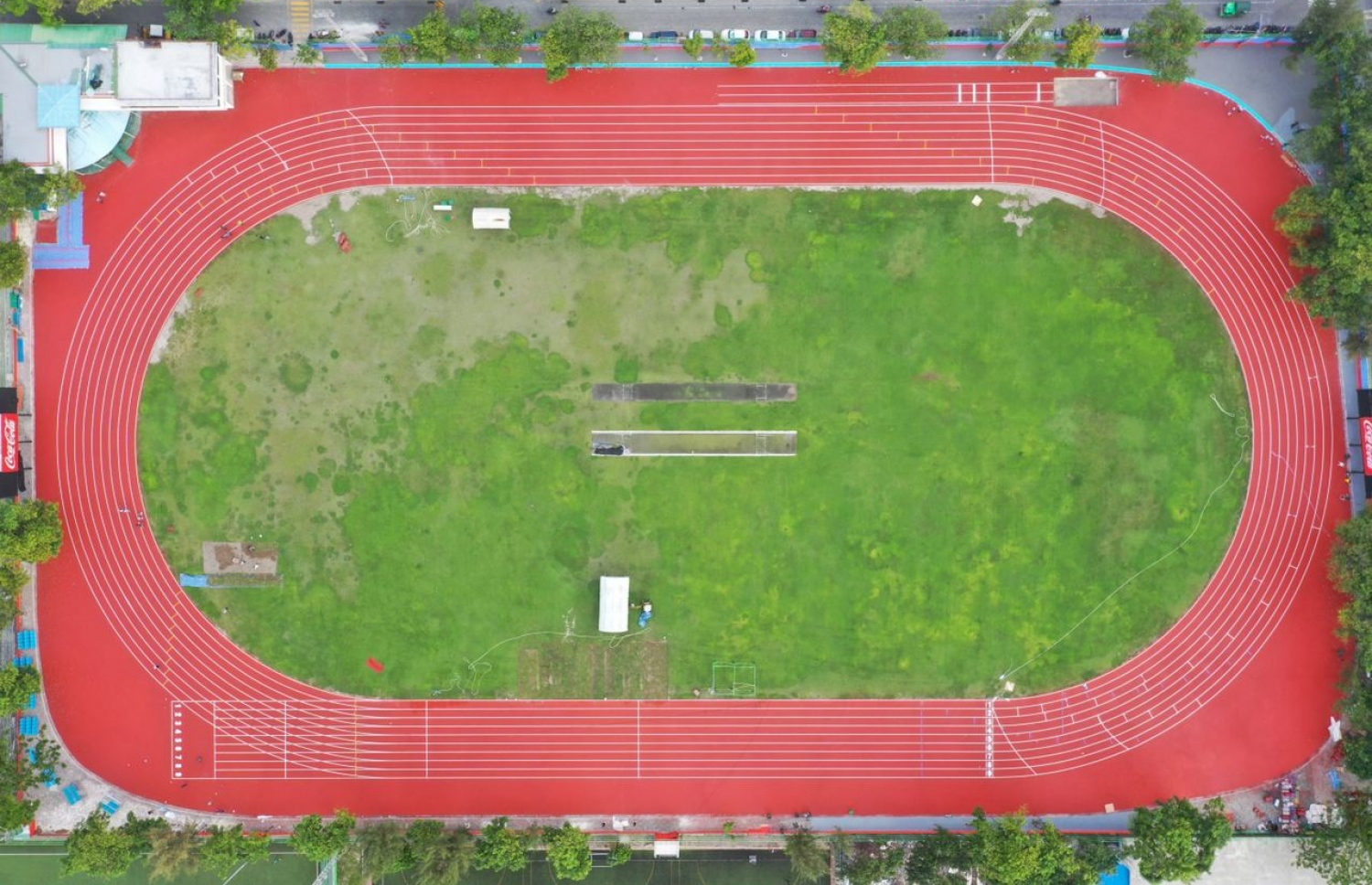 06 ޖެނުއަރީ 2021: އިންޑިއާ ސަރުކާރުގެ އެހީގައި ތަރައްގީ ކުރަމުން އަންނަ މާލޭ ކުޅިވަރު އެކުވެނީގެ ވެލި ޓްރެކުގައި ސިންތެޓިކް އަޅާފައި: މިހާރު ކުރިއަށް ގެންދަނީ ކުލަލުމާއި އެންމެ ފަހުގެ ކުދިކުދި މަސައްކަތްތައް.--- ފޮޓޯ: ޔޫތު މިނިސްޓްރީ