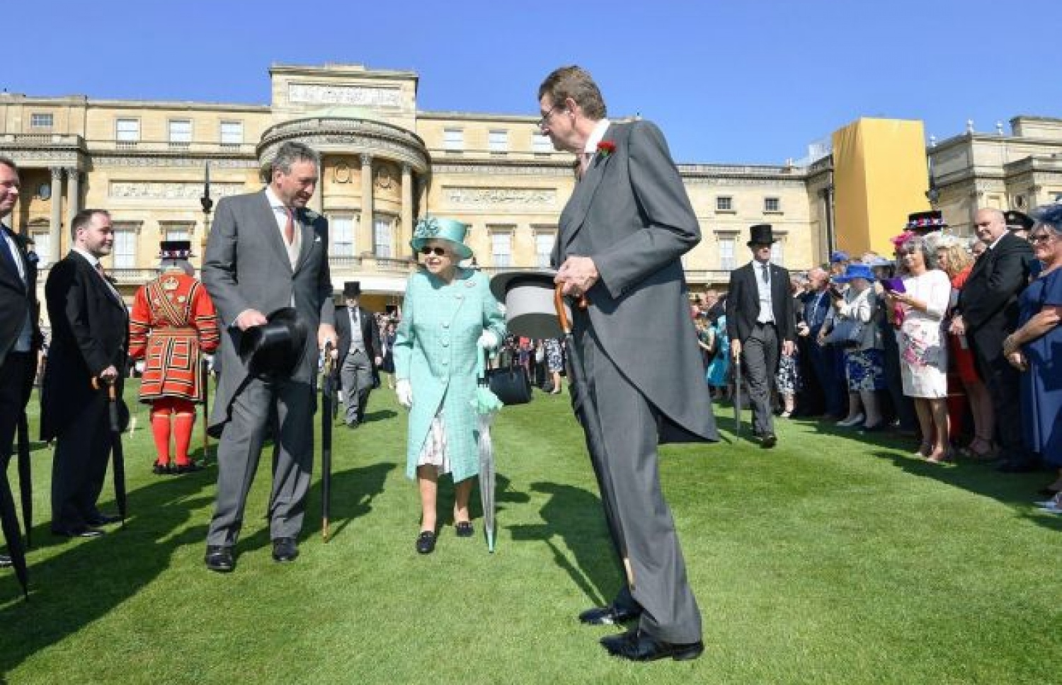 ގާޑަން ޕާޓީއެއްގައި ރާނީ.