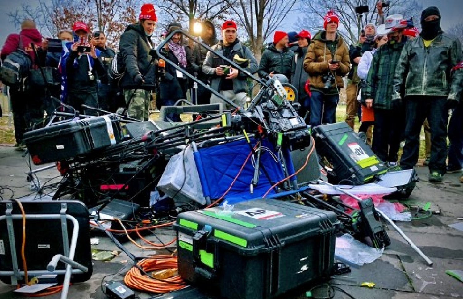 ޖެނުއަރީ 6، 2021 ގައި ޓްރަމްޕުގެ ސަޕޯޓަރުން ކެޕިޓޮލް އިމާރާތުގެ ބޭރުގައި ހަމަނުޖެހުން ހިންގަނީ