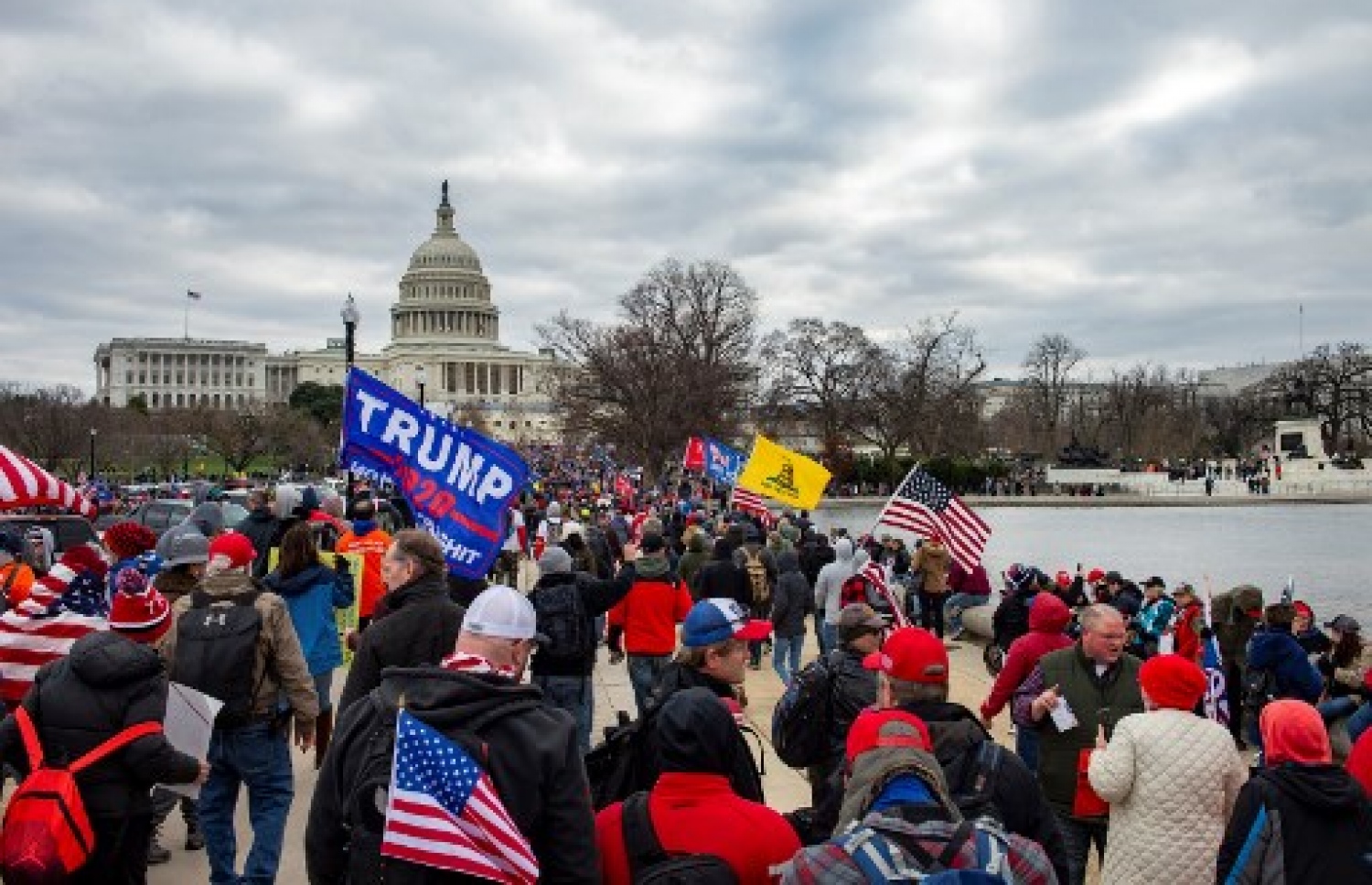 މެއި 6، 2021 ގައި އޮތް ކޮންގްރެސްގެ ބައްދަލުވުމުގެ ކުރިން، އެމެރިކާގެ އޭރުގެ ރައީސް ޑޮނަލްޑް ޓްރަމްޕު އޭނާގެ ސަޕޯޓަރުންނާ ބައްދަލުކުރައްވައި ނިމުމުން،.، ޓްރަމްޕުގެ ސޕޯޓަރުން ކެޕިޓޮލް އިމާރާތް ދޮށަށް އެއްވަނީ، --އޭއެފްޕީ
