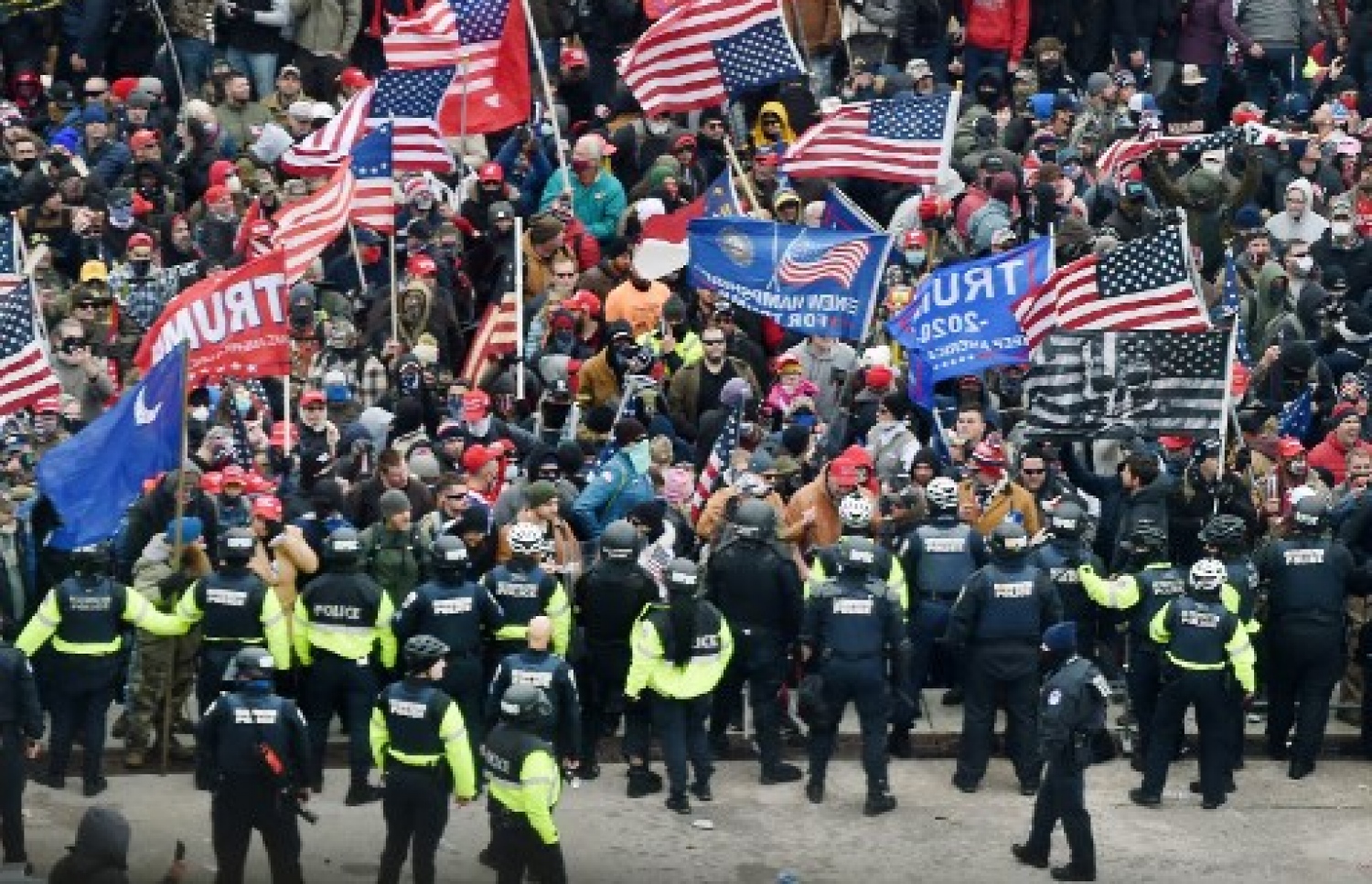 މެއި 6، 2021 ގައި އޮތް ކޮންގްރެސްގެ ބައްދަލުވުމުގެ ކުރިން، އެމެރިކާގެ އޭރުގެ ރައީސް ޑޮނަލްޑް ޓްރަމްޕު އޭނާގެ ސަޕޯޓަރުންނާ ބައްދަލުކުރައްވައި ނިމުމުން،.، ޓްރަމްޕުގެ ސޕޯޓަރުން ކެޕިޓޮލް އިމާރާތް ދޮށަށް އެއްވާއިރު، ފުލުހުން މަގު ބަންދުކުރަނީ، --އޭއެފްޕީ