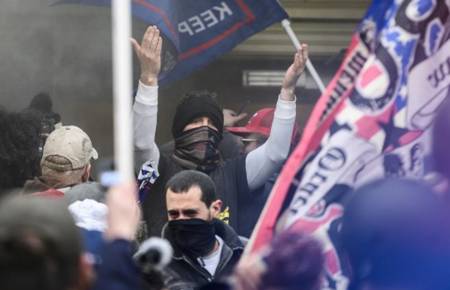 ޖެނުއަރީ 6، 2021 ގައި، އެމެރިކާގެ އޭރުގެ ރައީސް ޓްރަމްޕުގެ ސަޕޯޓަރުން، ގާނޫނު ހަދާ މަޖިލީހުގެ އިމާރާތަށް ވަދެ ހަމަނުޖެހުން ހިންގަނީ. --އޭއެފްޕީ