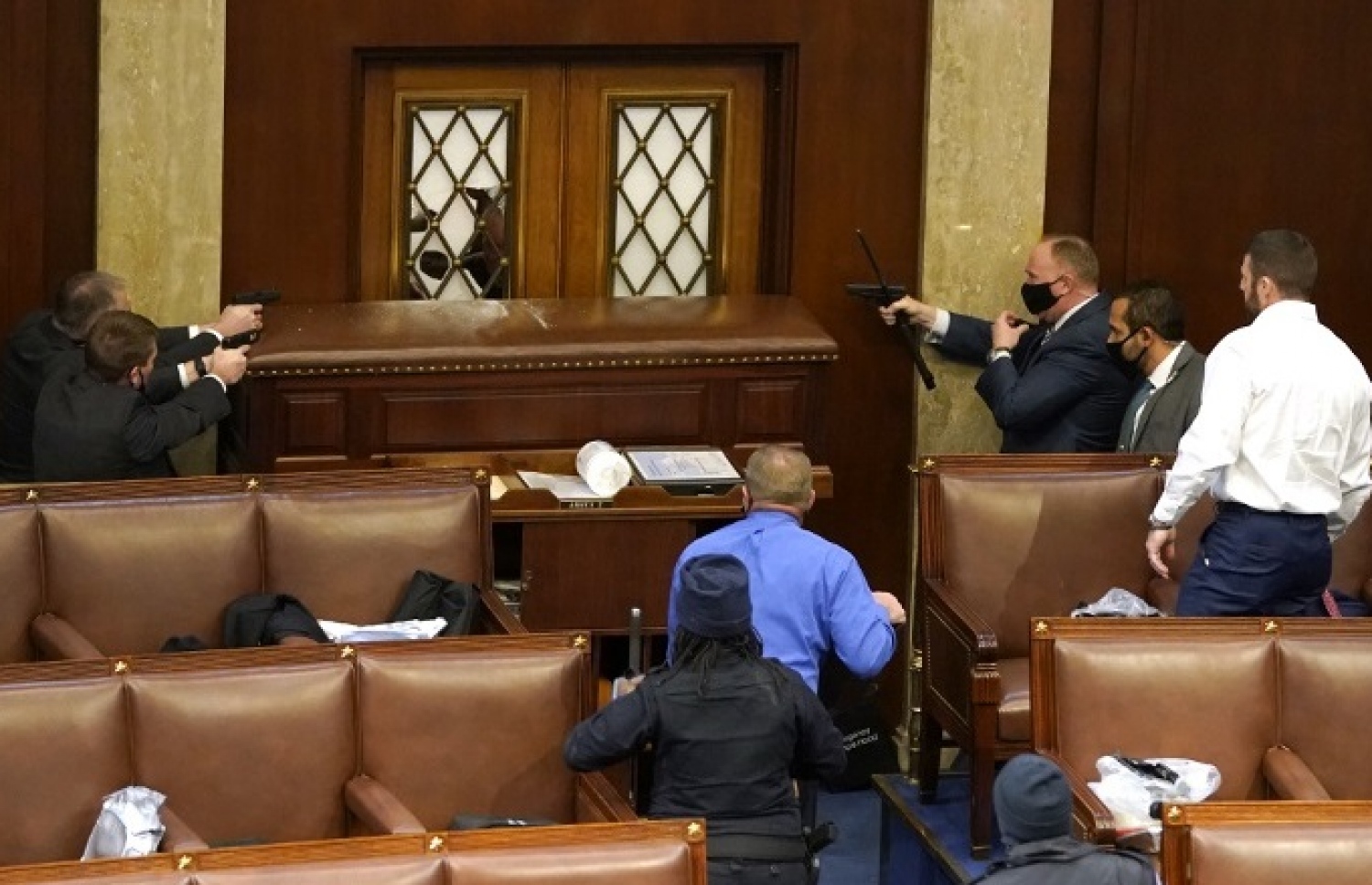 ވޮޝިންޓަން - ޖެނުއަރީ 7، 2020: ކޮންގްރެސްގެ ކުޑަ ދޮރެއް ހަލާކުކޮށްލާ އިރު ސަލާމަތީ ފަރާތްތަކުން ފިސްތޯލަ އަމާޒުކޮށްގެން. --ފޮޓޯ:ގެޓީ އިމޭޖަސް