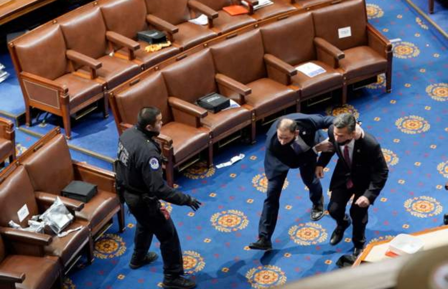 ކޮންގްރެސްގެ މެންބަރުންނަށް ހިމާޔަތް ދެނީ. --ފޮޓޯ:ގެޓީ އިމޭޖަސް