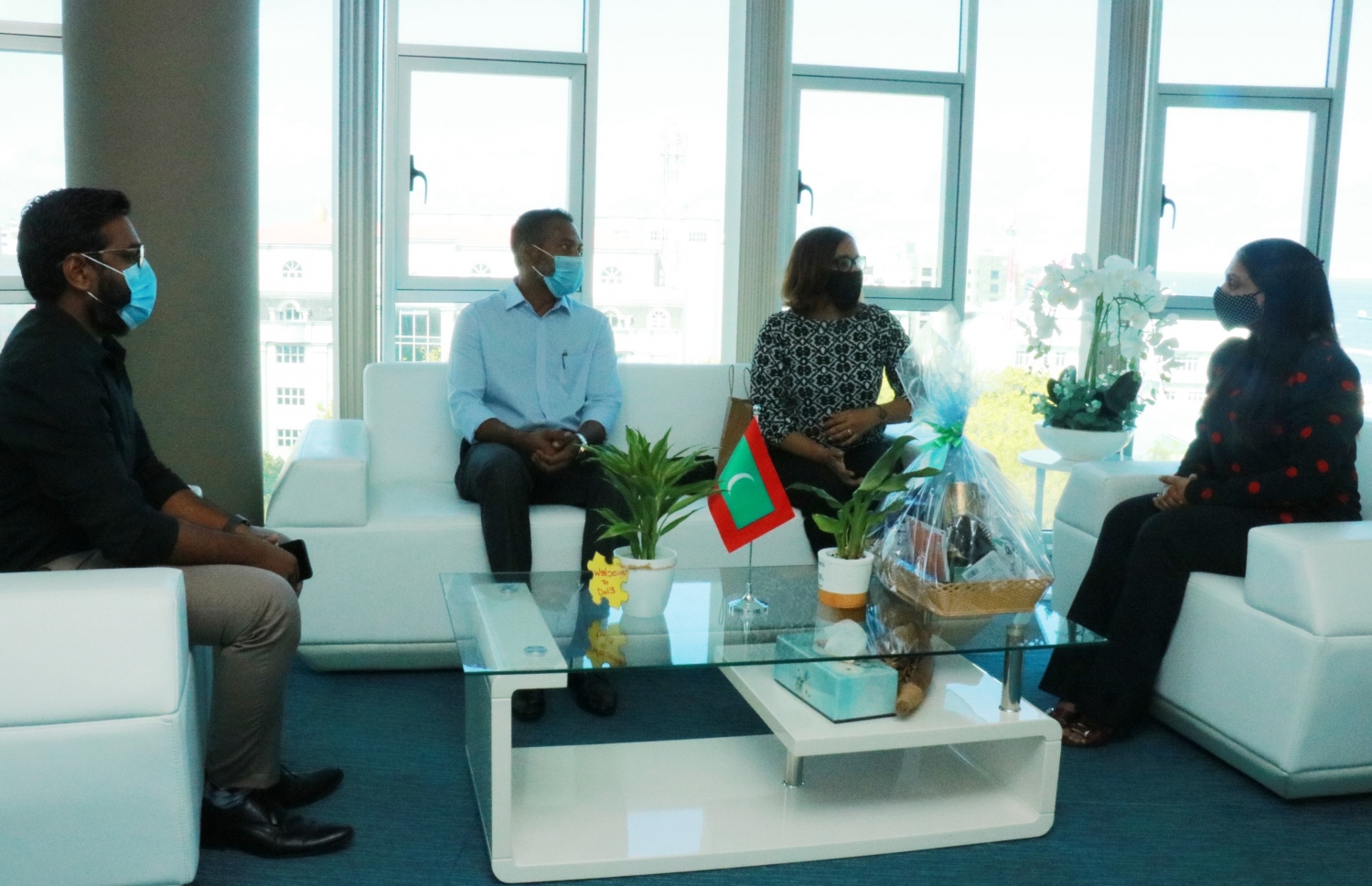 ސެނިޓައިޒާ ހަދިޔާ ކުރުމަށް ފަހު މިނިސްޓަރު އައިޝަތު އަލީ އާއި ލައިފް ސަޕޯޓްގެ އިސް ބޭފުޅުން ވާހަކަ ދައްކަވަނީ. --ފޮޓޯ:ލައިފްސަޕޯޓް