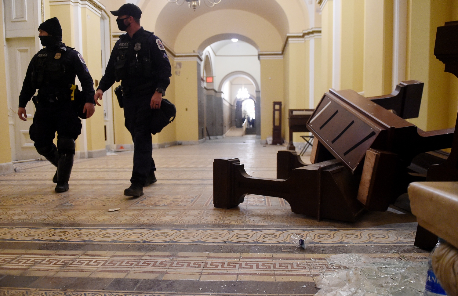 ޓްރަމްޕުގެ ސަޕޯޓަރުން، ޖެނުއަރީ 6، 2021ގައި ކޮންގްރެސް އަށް ވަދެ ހިންގި ހަމަނުޖެހުމުގައި ބައެއް ތަކެއްޗަށް ގެއްލުންދީފައިވާ އިރު ފުލުހުން ހަރަކާތްތެރި ވަނީ. --ފޮޓޯ:އޭއެފްޕީ