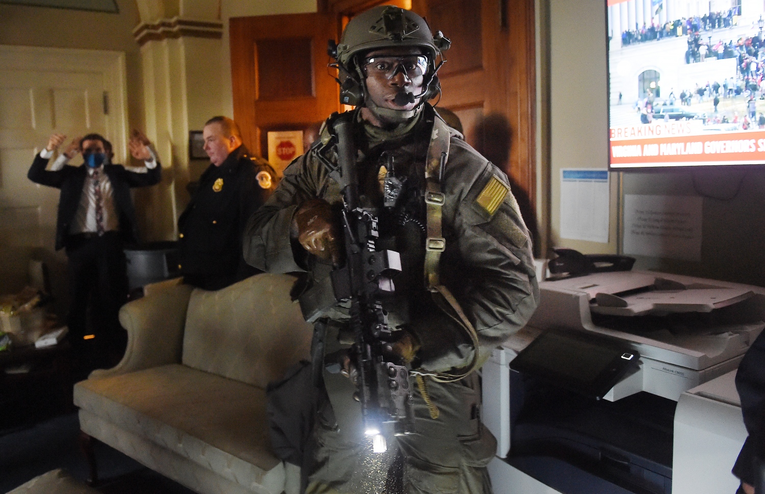 ވޮޝިންޓަން - ޖެނުއަރީ 7، 2020: ޓްރަމްޕުގެ ސަޕޯޓަރުން ކޮންގްރެސްގެ ޗެމްބަރަށް ވަދެ ހިންގި ހަމަނުޖެހުމަށް ފަހު ކެޕިޓޮލް ފުލުހުންގެ ސްވޮޓް ޓީމުން ހަރަކާތްތެރި ވަނީ. --ފޮޓޯ:އޭއެފްޕީ