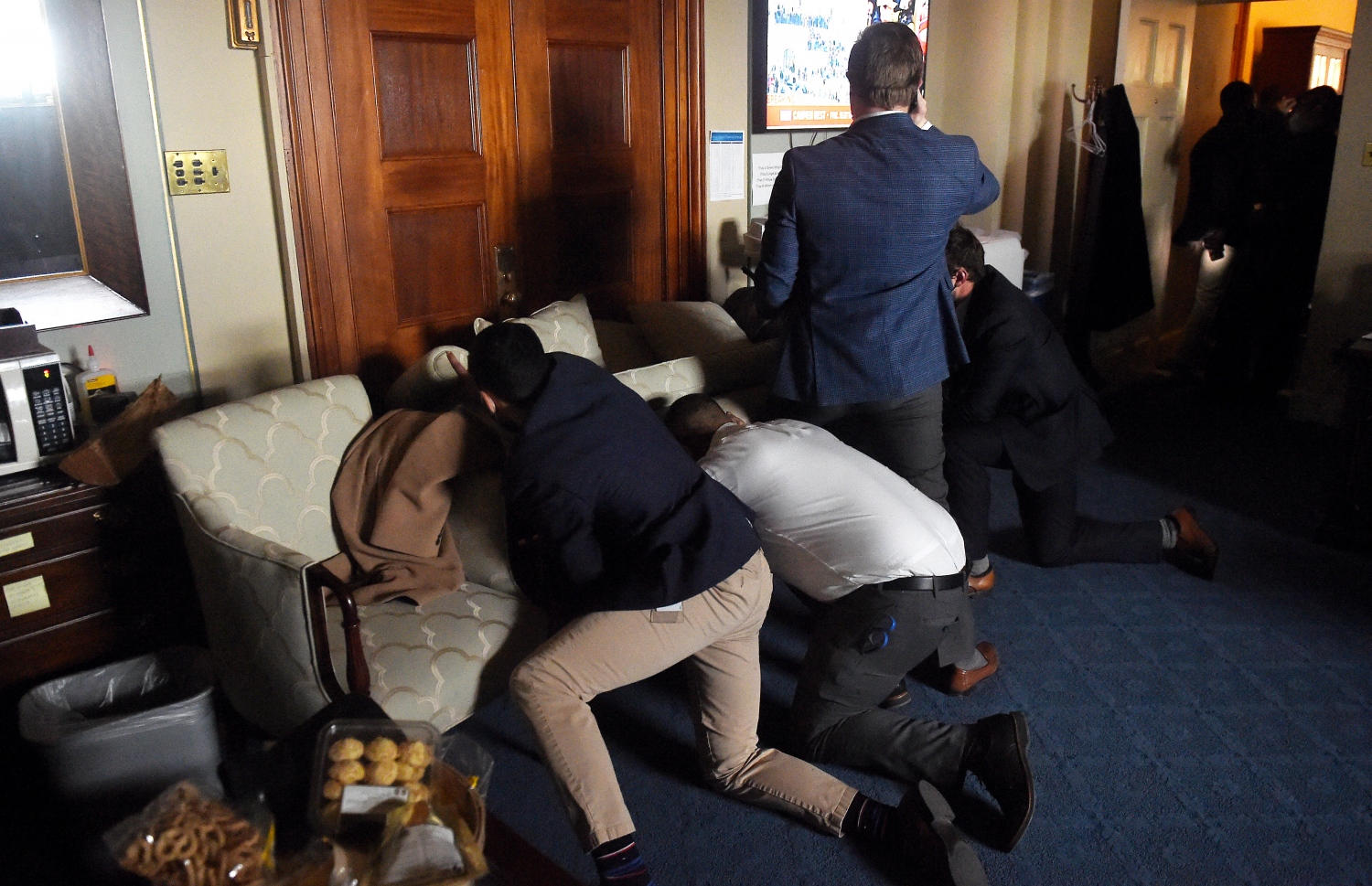 ވޮޝިންޓަން - ޖެނުއަރީ 7، 2020: ޓްރަމްޕުގެ ސަޕޯޓަރުން ކޮންގްރެސްގެ ޗެމްބަރަށް ވަނުމުން ބައެއް ސްޓާފުން ގޮނޑިތަކުގެ ކައިރިއަށް ތިރިވެ ހިމާޔަތް ހޯދަނީ. --ފޮޓޯ:އޭއެފްޕީ