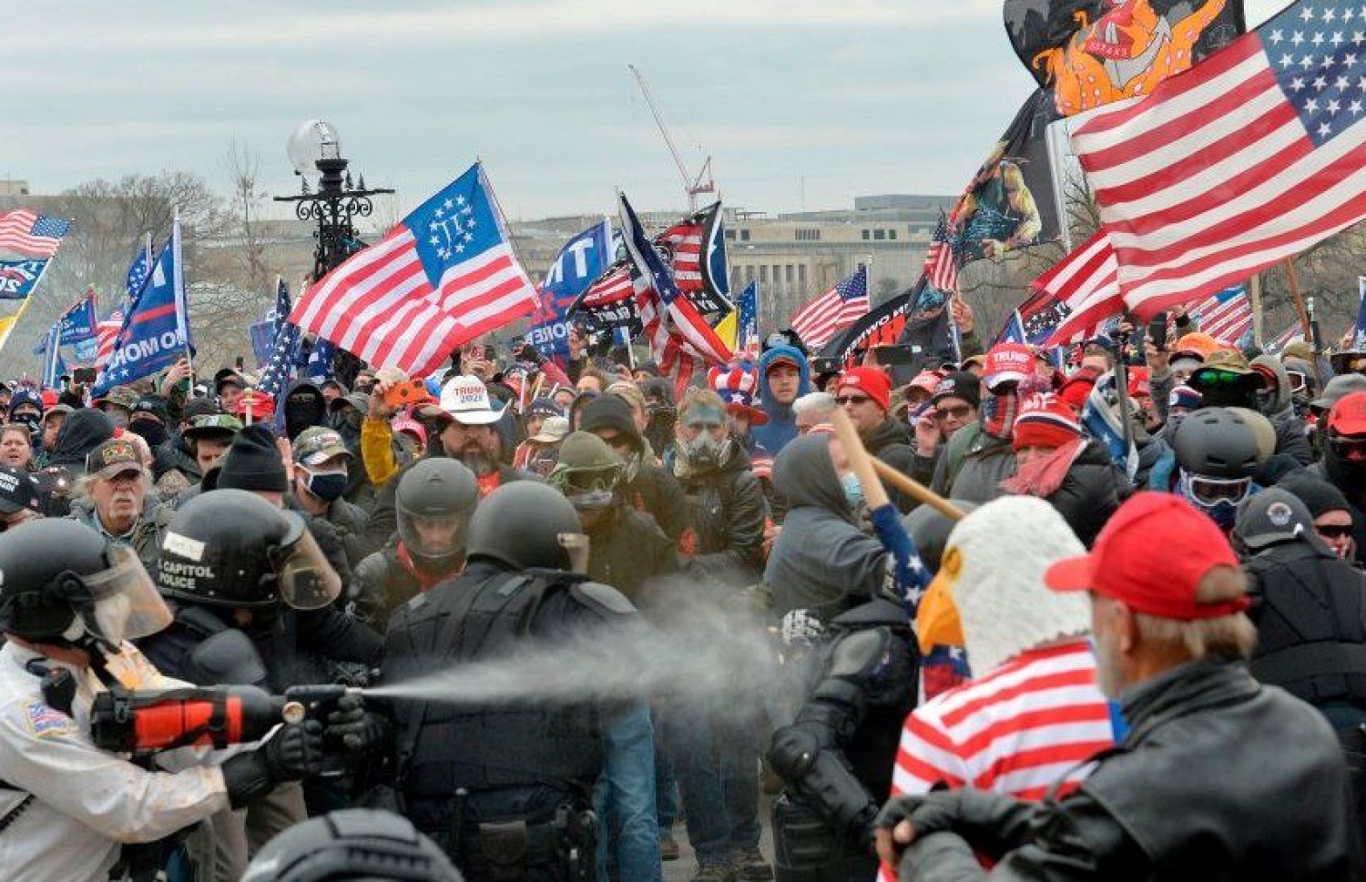 ވޮޝިންޓަން - ޖެނުއަރީ 7، 2020: ޓްރަމްޕުގެ ސަޕޯޓަރުން ކޮންގްރެސްގެ އިމާރާތުގެ އެކި ދިމަދިމާލުން ވަންނަން ފެށުމުން ސަލާމަތީ ފަރާތްތަކުން ހަމަނުޖެހުން ކޮންޓްރޯލް ކުރެވޭތޯ ބަލަނީ. --ފޮޓޯ:ގެޓީ އިމޭޖަސް