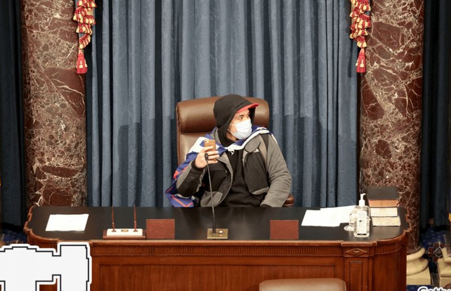 ވޮޝިންޓަން - ޖެނުއަރީ 7، 2020: ކޮންގްރެސްގެ އިމާރަތަށް ވަން ޓްރަމްޕުގެ ސަޕޯޓަރަކު ހައުސްގެ ސްޕީކަރު ނެންސީ ޕެލޯސީގެ އޮފީހުގައި. --ފޮޓޯ:ގެޓީ އިމޭޖަސް