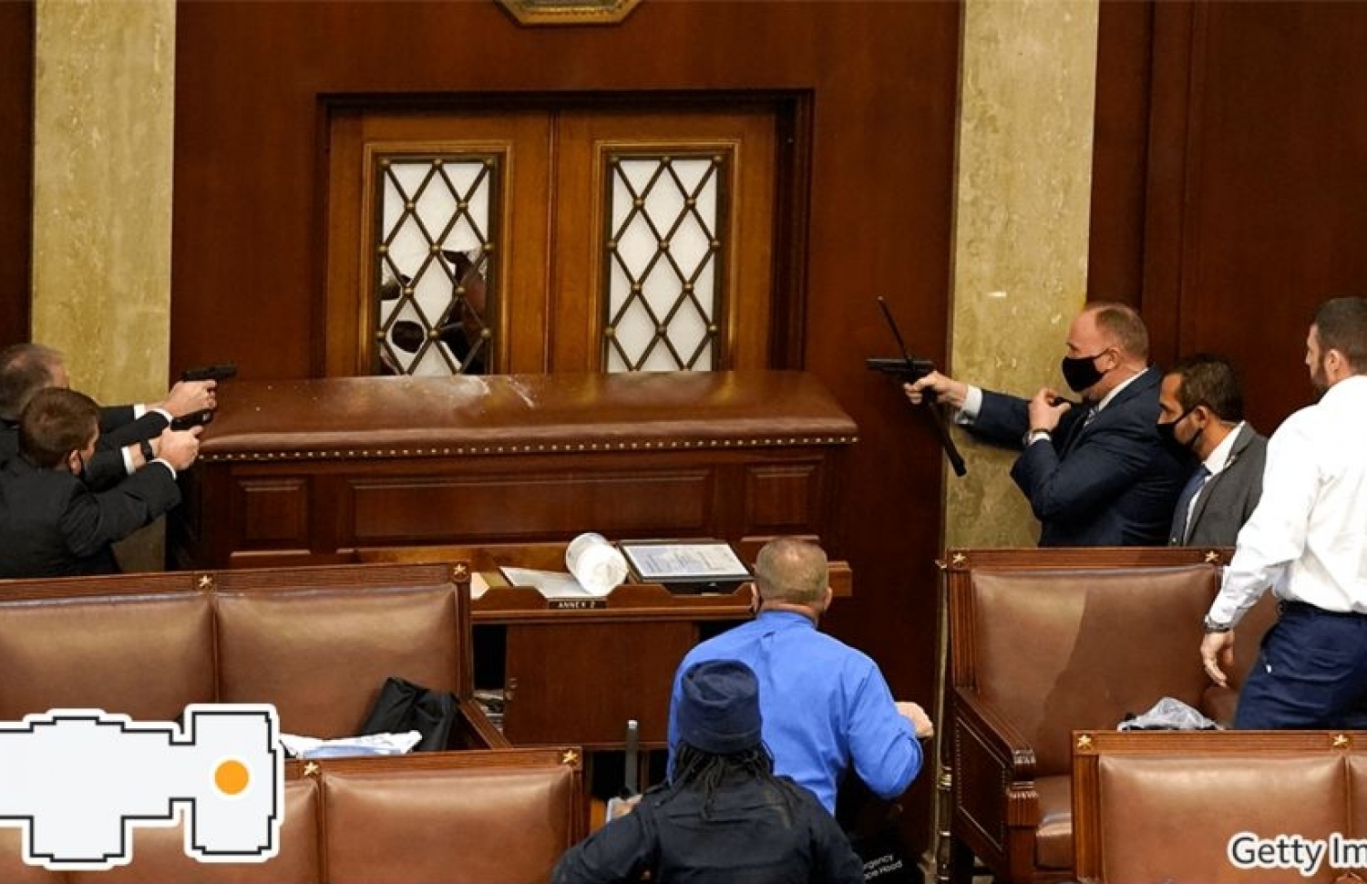 ޓްރަމްޕުގެ ސަޕޯޓަރުން ކޮންގްރެސްގެ އިމާރާތުގެ ކުޑަދޮރެއް ފަޅާލައިގެން ޗެމްބަރަށް ވަންނާތީ ސަލާމަތީ އޮފިސަރުން ހަތިޔާރު ހިފައިގެން. --ފޮޓޯ:ގެޓީ އިމޭޖަސް